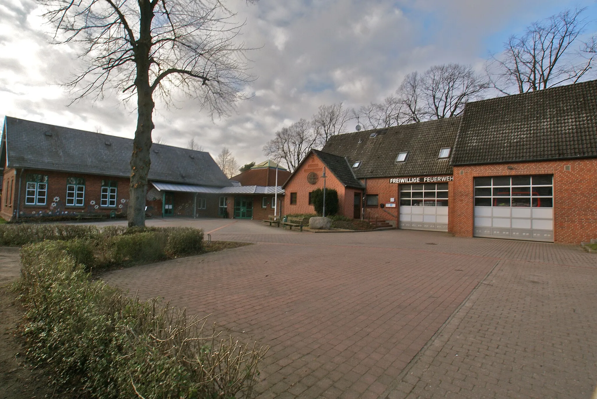 Photo showing: Bargfeld-Stegen, Germany: The town hall and the fire station