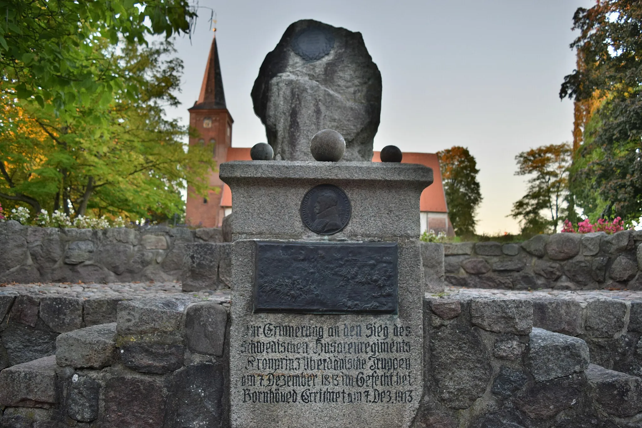 Photo showing: Gedenkstein zur Erinnerung an den Sieg des Schwedischen Husarenregiments Kronprinz über dänische Truppen im Gefecht bei Bornhöved am 7. Dezember 1813, errichtet am 7. Dezember 1913.