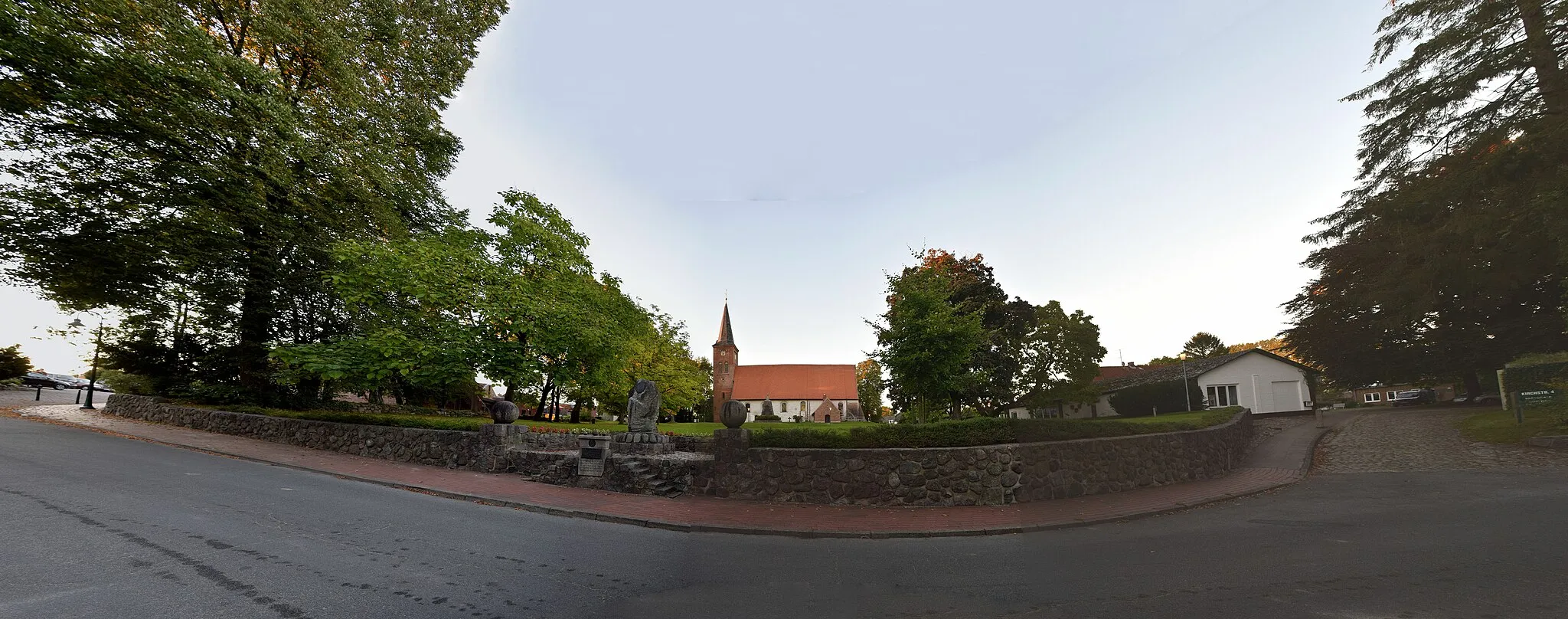 Photo showing: Vicelin-Church St Jakobi with granit wall and granit steps, Kirchstraße, 24619 Bornhöved, SH, DE, photo taken 2015-SEP-30