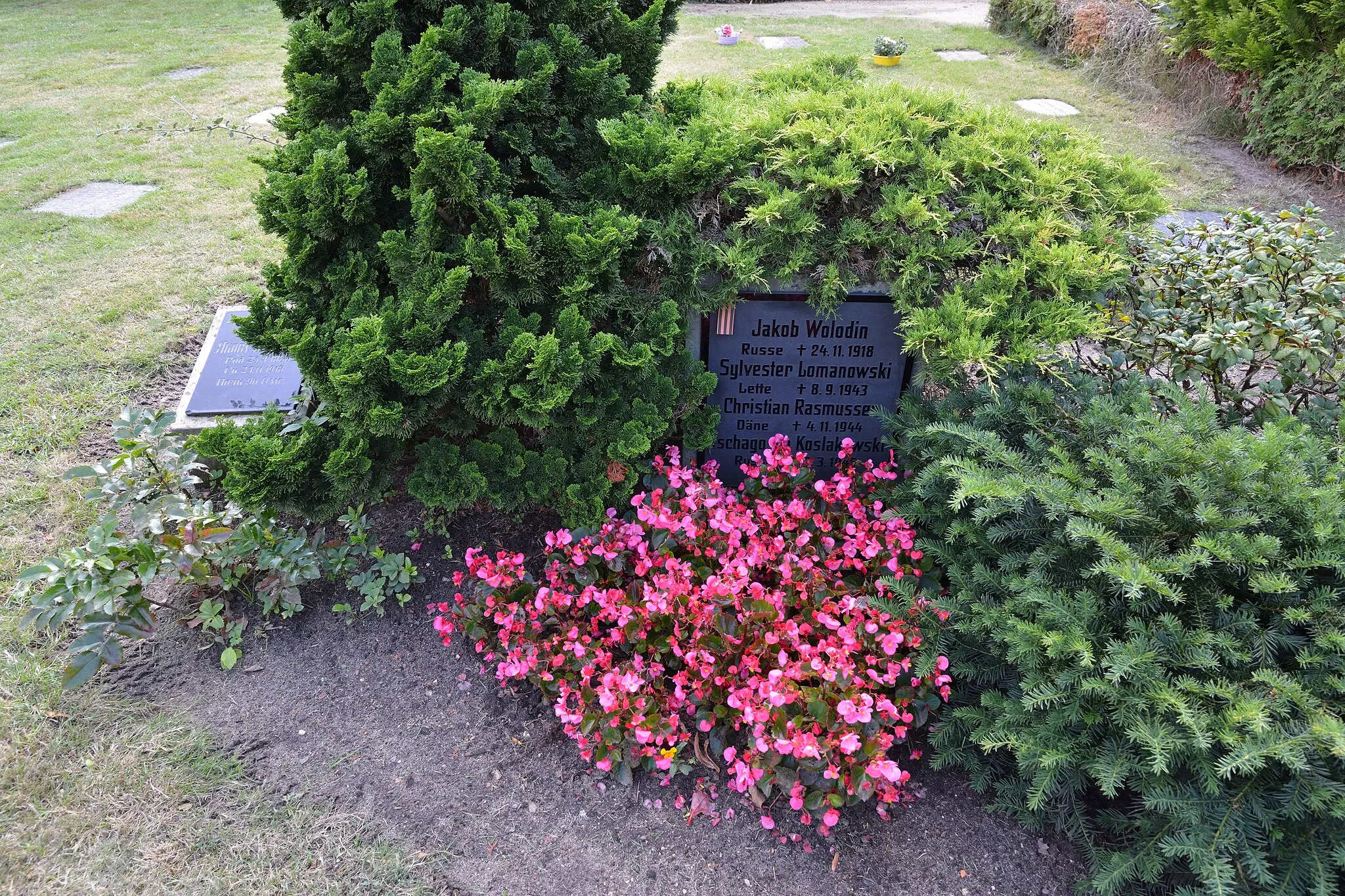 Photo showing: Gräber auf dem Friedhof in Brande-Hörnerkirchen.