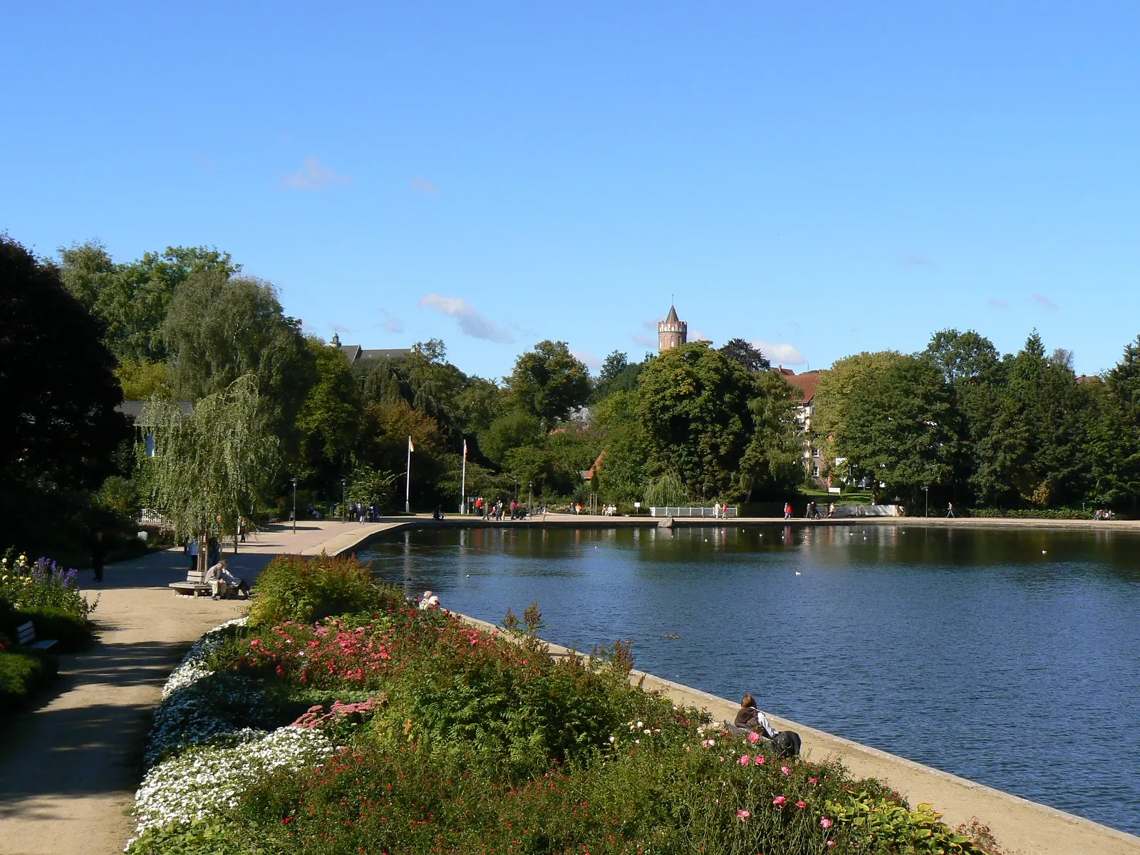 Photo showing: Seepromenade von Eutin. Im Hintergrund der neugotische Wasserturm von 1909.