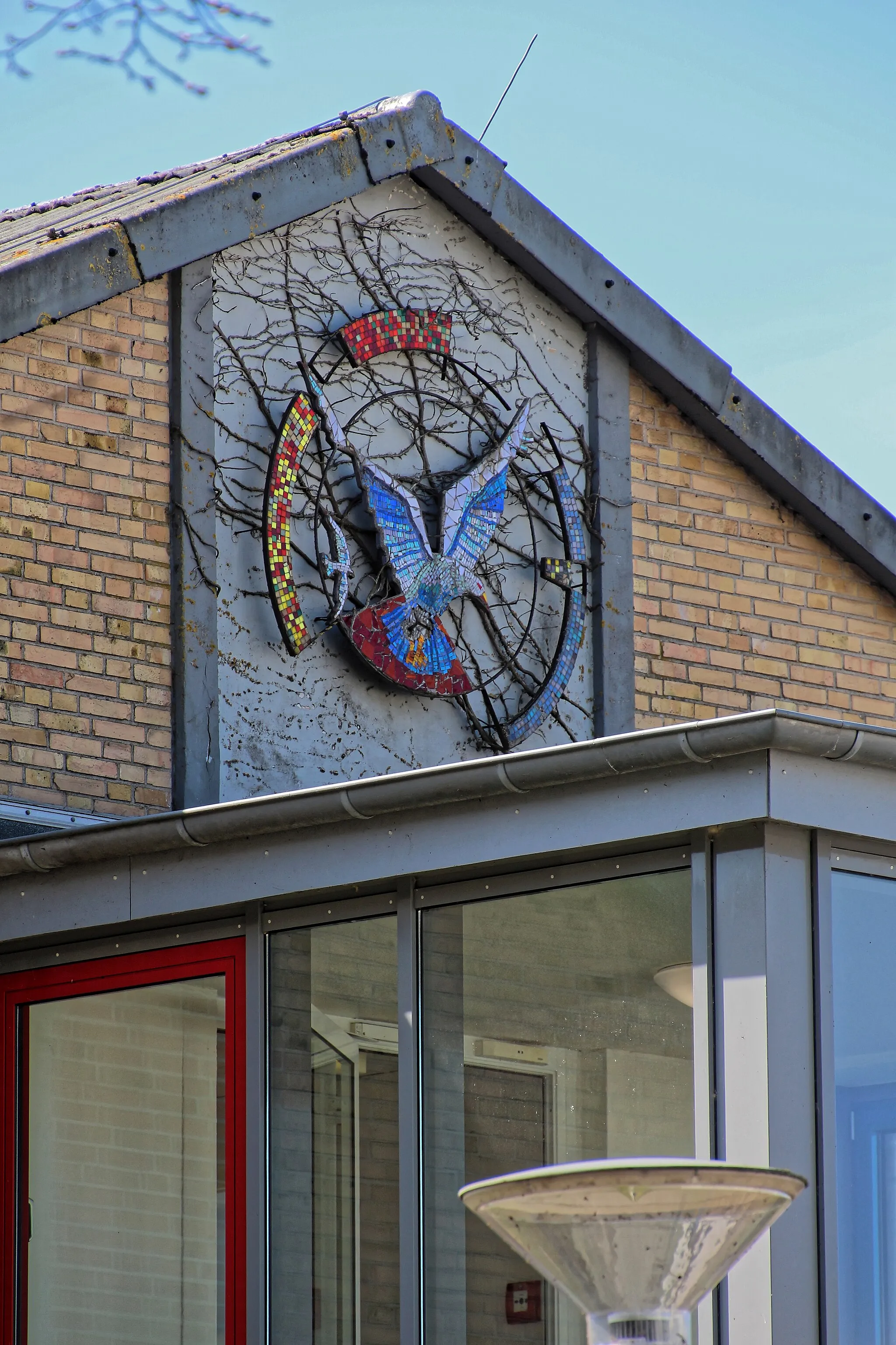 Photo showing: Fahrdorf, Mühlenberg 9; Bettermann-Mosaike am DRK-Pflegezentrum