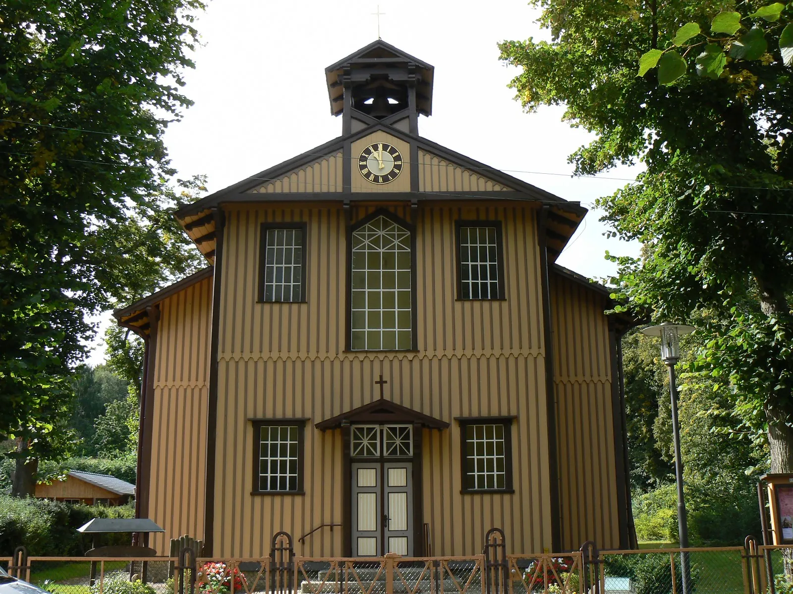 Photo showing: Bethlehem-Kirche in Kiel-Friedrichsort ("Holzkirche"). Erbaut 1875 als Garnisonskirche, ist sie die drittälteste Kirche Kiels.