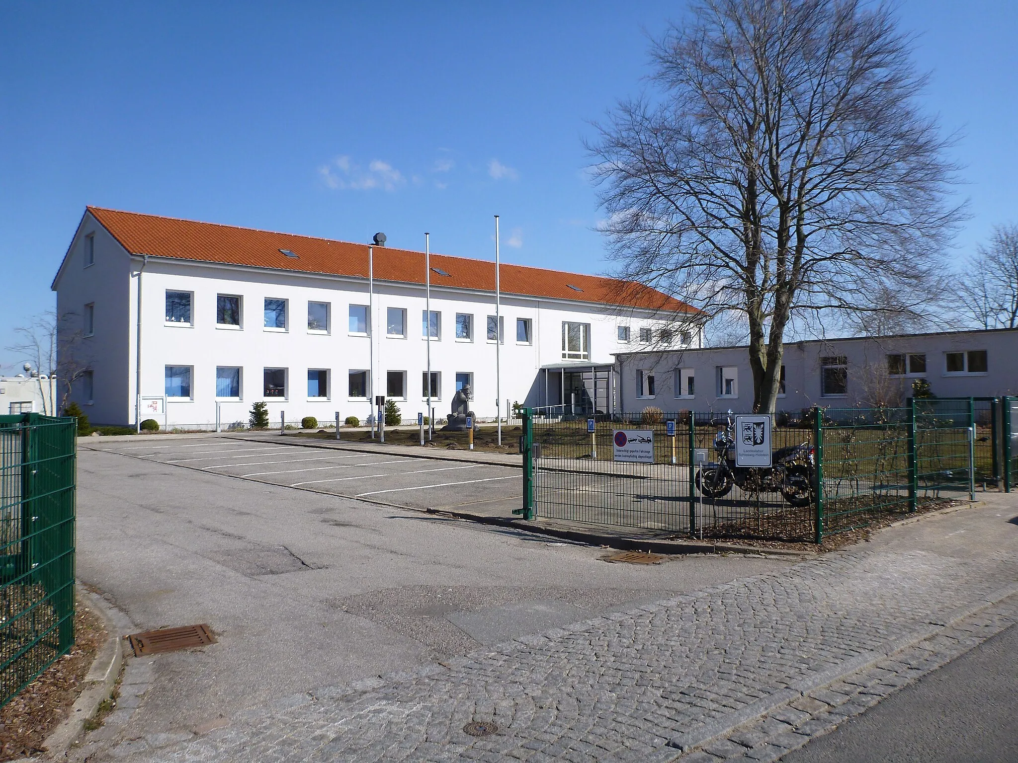 Photo showing: Laboratory of the country Schleswig-Holstein in Neumünster