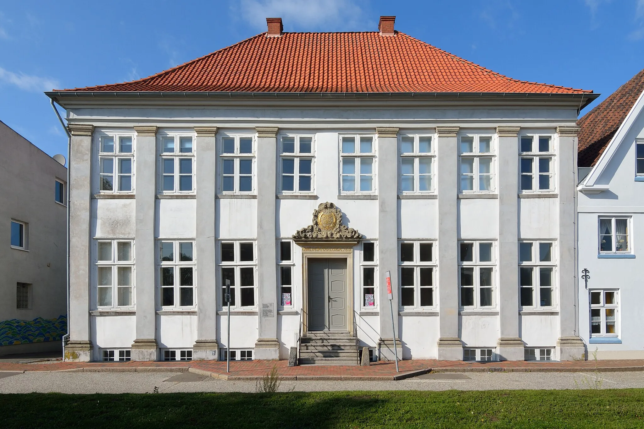 Photo showing: This is a photograph of an architectural monument. It is on the list of cultural monuments of Glückstadt, no. 3016.
Glückstadt (Schleswig-Holstein) – Am Hafen 46 – Adelspalais "Quasi non Possidentes" – Baujahr: 1630/31
– Das Haus wurde 1630–31 im Renaissance-Stil erbaut und 1697 im barocken Stil überformt. Es ist ein zweigeschossiger Putzbau von acht Achsen mit Kolossalpilastergliederung und Walmdach.

– Das Sandsteinportal trägt einen mit Akanthus und Blüten gezierten Aufsatz mit einem durch Initiale und Jahreszahl geschmückten Ovalfeld.  Ein Schriftzug über der Tür lautet: Quasi non Possidentes was übersetzt bedeutet: Als ob wir nicht die Besitzenden wären.
– Im Inneren sind die historische Raumstruktur und baufeste Ausstattung erhalten.
– Das Gebäude diente von 1700 bis 1752 als Sitz der Regierungskanzlei. Danach bewohnten das Haus hohe Vertreter von Regierung und Gerichtsbarkeit, nach Ende von Glückstadts Zugehörigkeit zu Dänemark (1867) wohlhabende Kaufleute und Unternehmer. 1986 wurde es restauriert wobei der Portalaufsatz erneuert wurde. Das Original befindet sich seitdem im Detlefsenmuseum. Seit 2000 beherbergt das Palais die Ausstellungsräume des Glückstädter Kunstvereins und trägt den Namen Palais für aktuelle Kunst (Stand 2023).