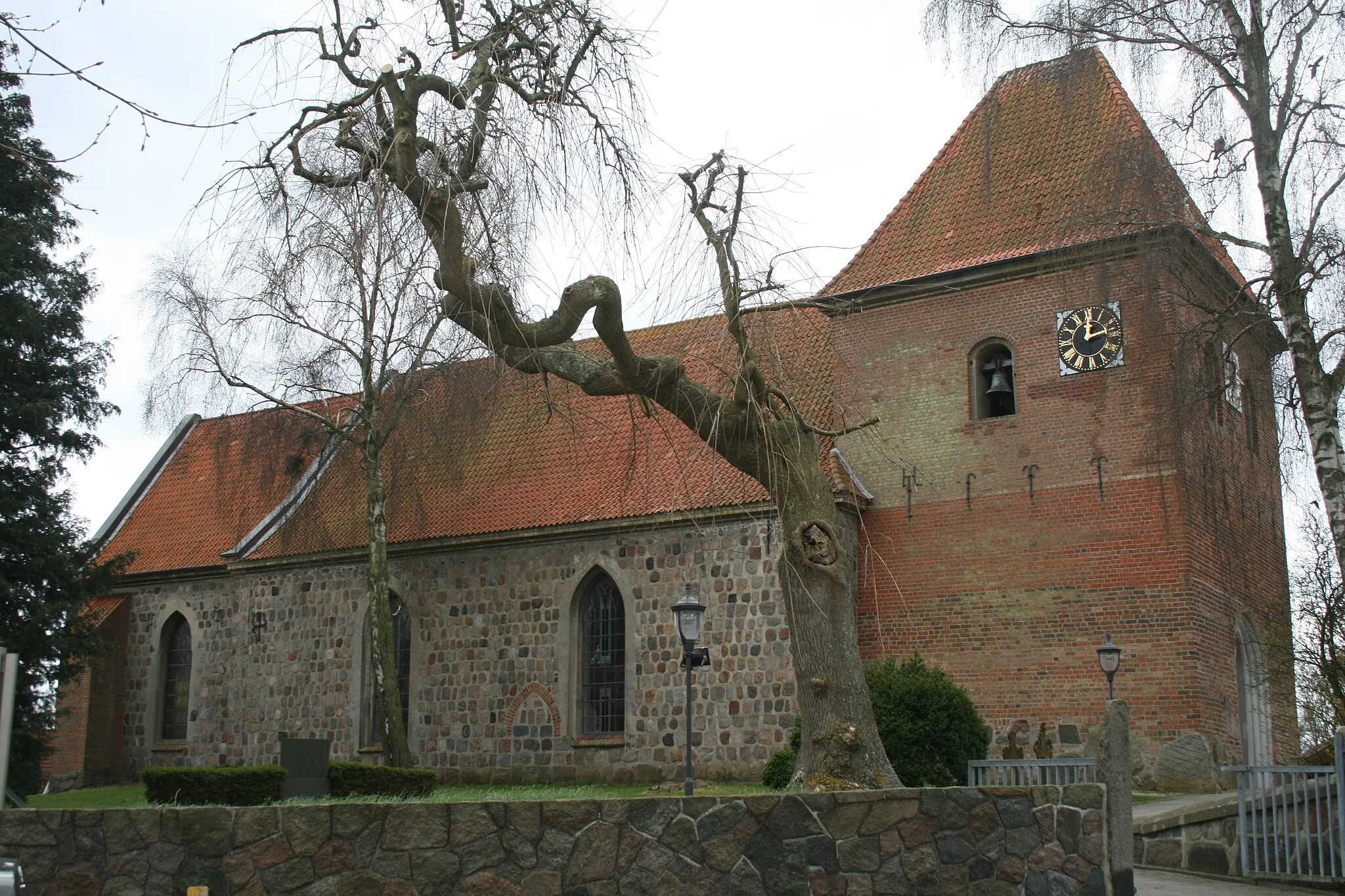 Photo showing: St. Nikolai-Kirche in Grömitz  aus dem 13. Jahrhundert mit Turm aus dem 15. Jahrhundert (Liste der Kulturdenkmale in Grömitz 4/1)