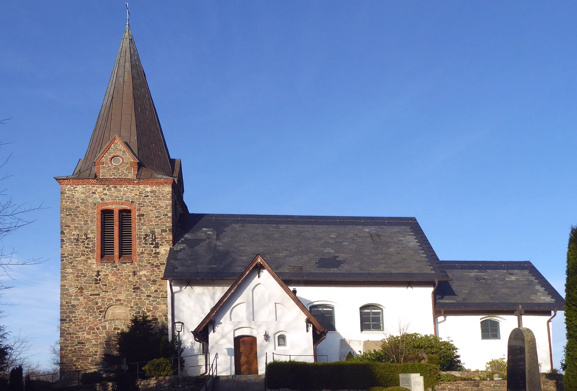 Photo showing: Großsolt Feldsteinkirche mit Turm und Ostportalversatz aus Natursteinquadern - Foto 2018 Wolfgang Pehlemann P1280541