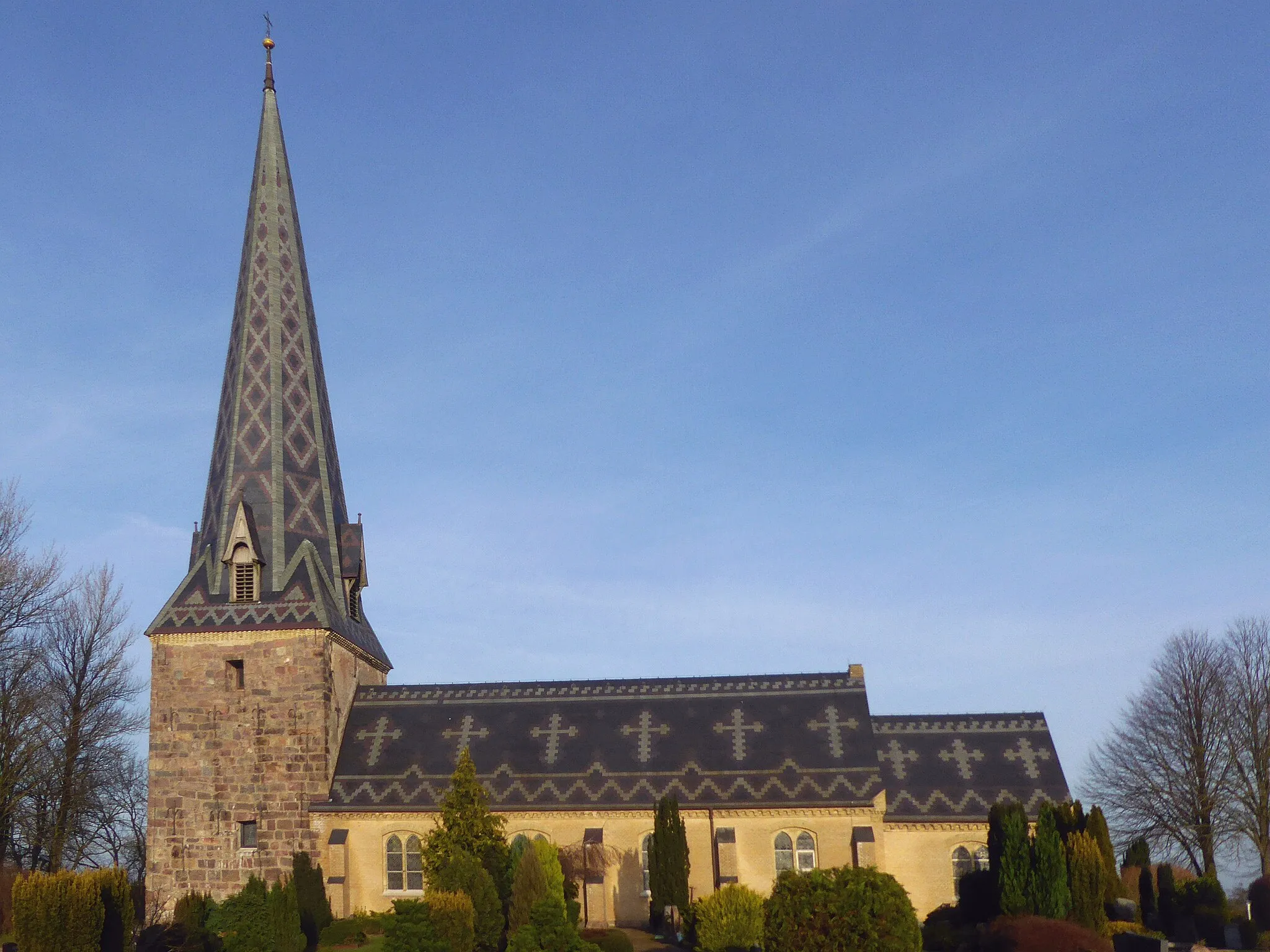 Photo showing: Kirche von Handewitt in Schleswig-Holstein nahe Flensburg. Als Ursprung wird auf das 13. Jahrhundert verwiesen: zur Wiesharde gehörend. Die Turmmauern zählen zum Ursprung, das Kirchenschiff datiert jünger aus 1884. Foto Wolfgang Pehlemann P1350596