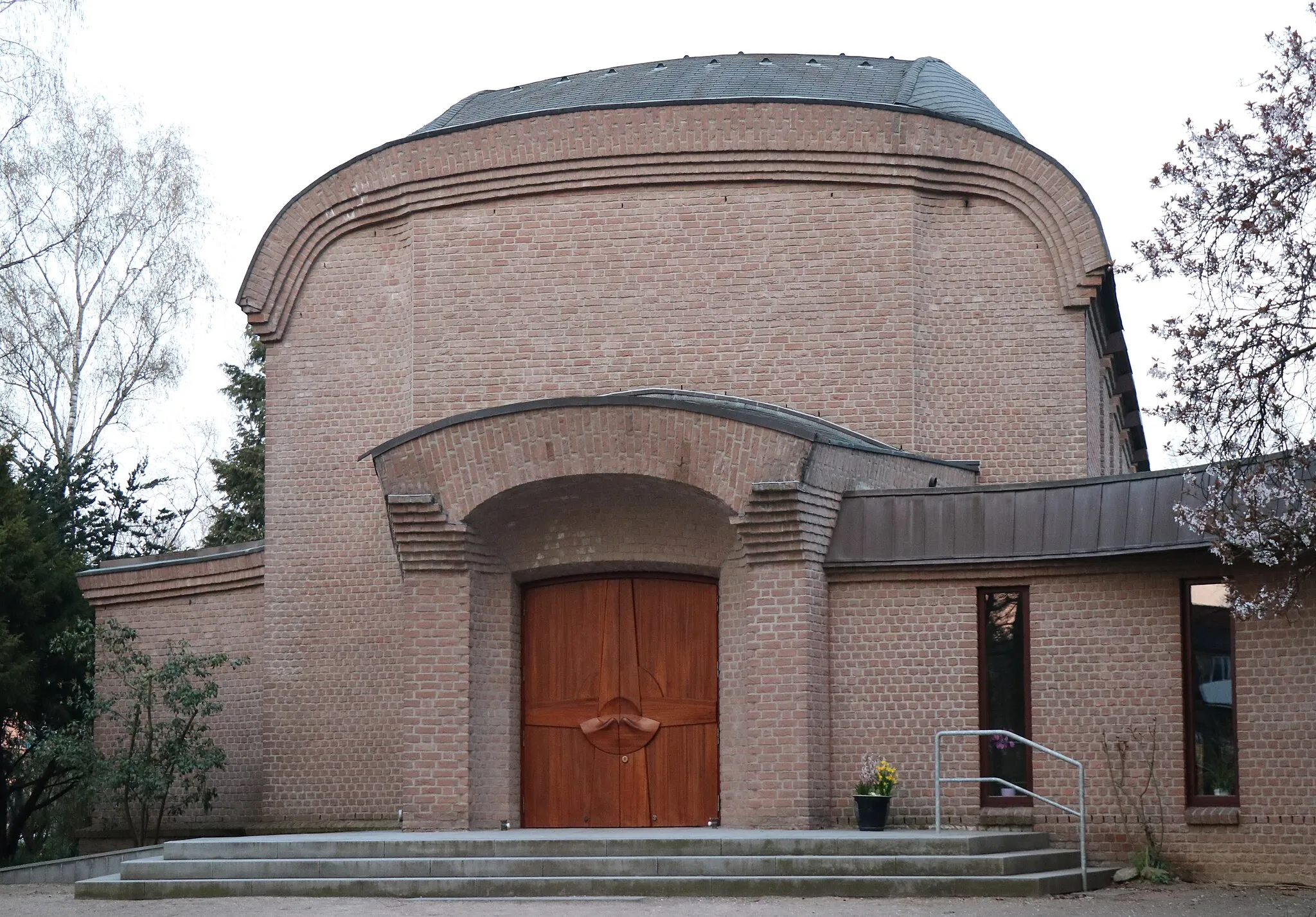 Photo showing: Eingang der Raphael-Kirche in Kiel