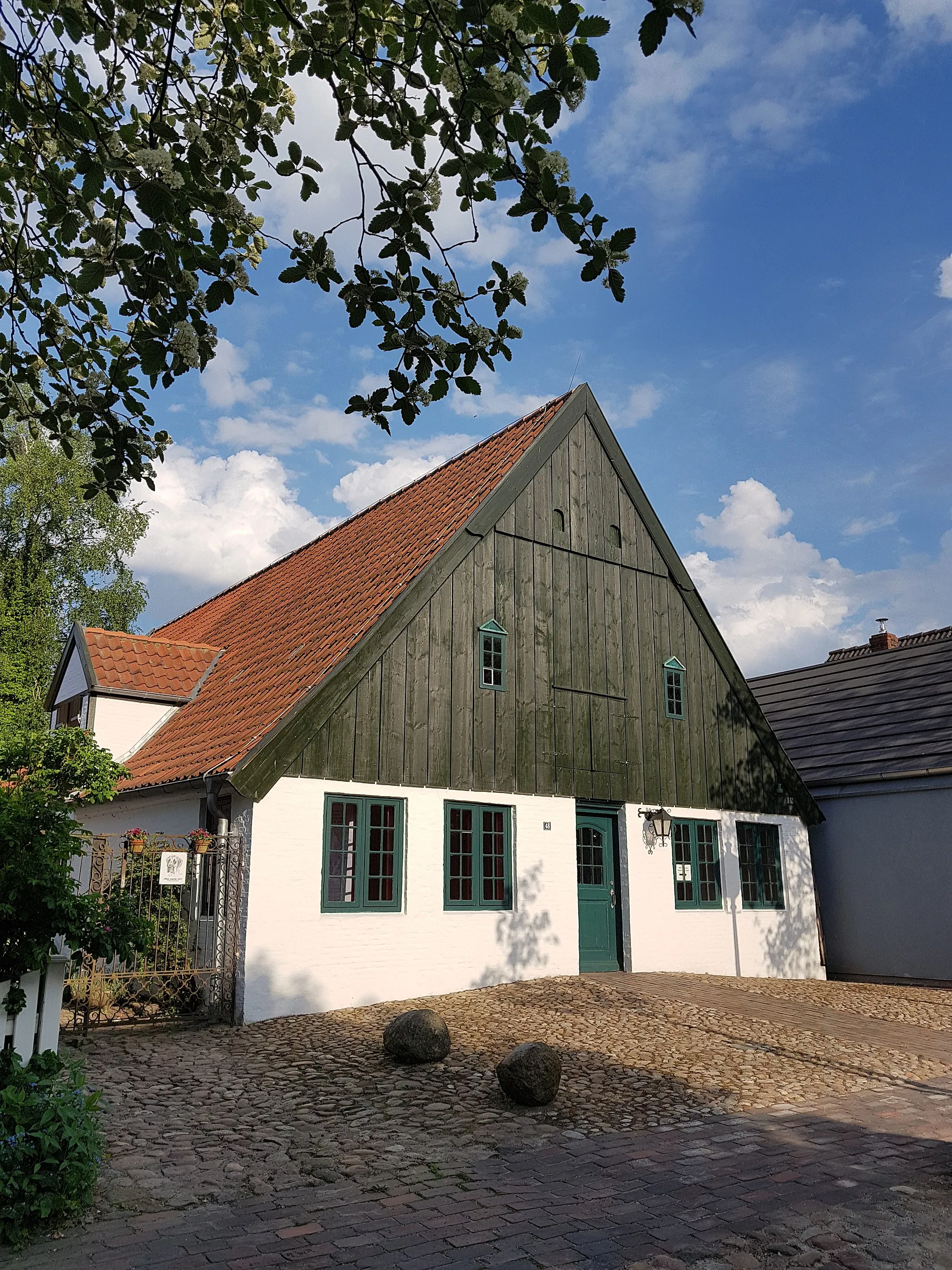 Photo showing: Geburtshaus von Klaus Groth, erbaut 1796. Seit 1914 beherbergt dieses Gebäude das Klaus-Groth-Museum.