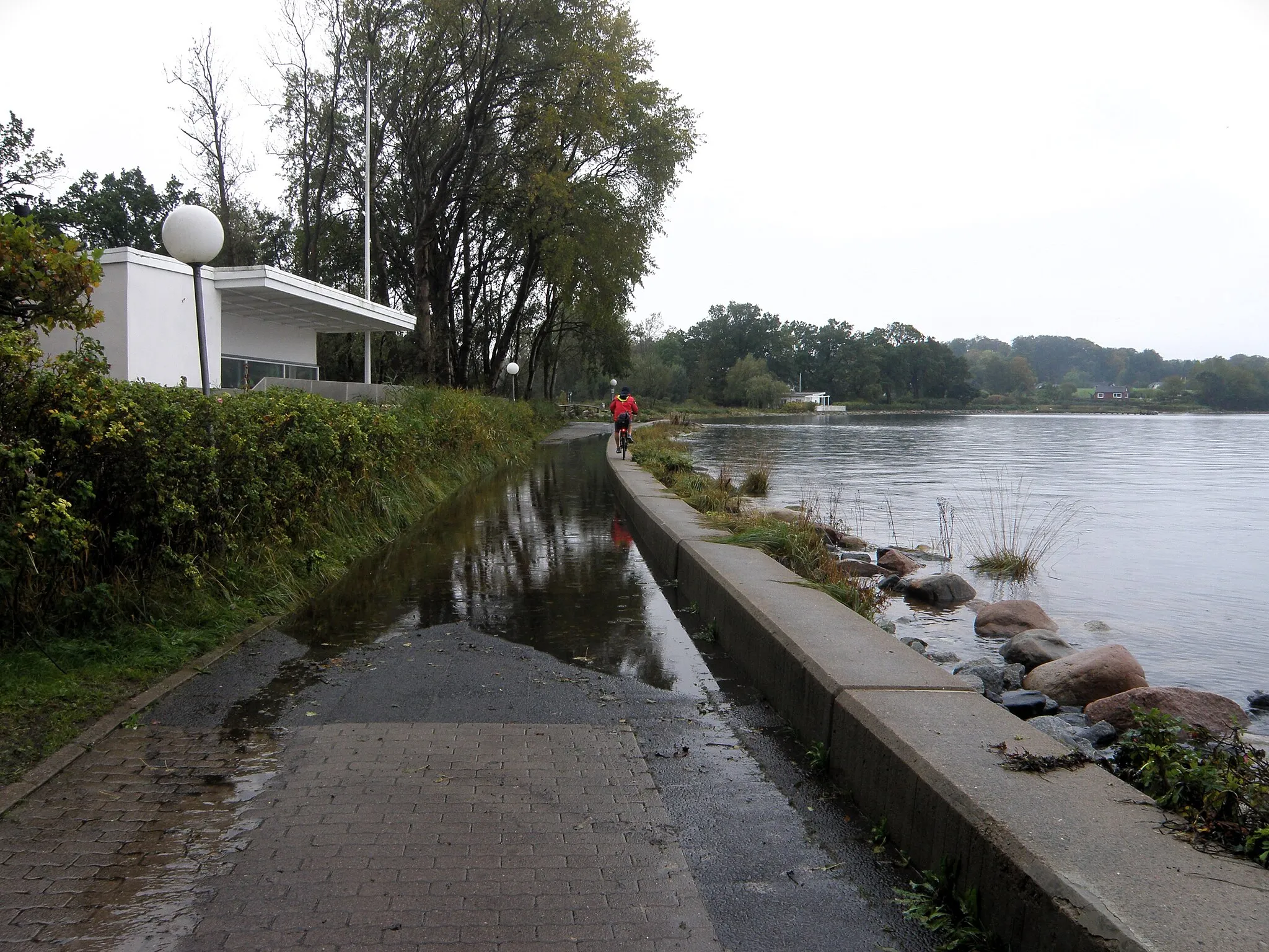 Photo showing: Der Fördewanderweg in Heikendorf bei Hochwasser. Links im Bild das Strandhaus Schroeder.