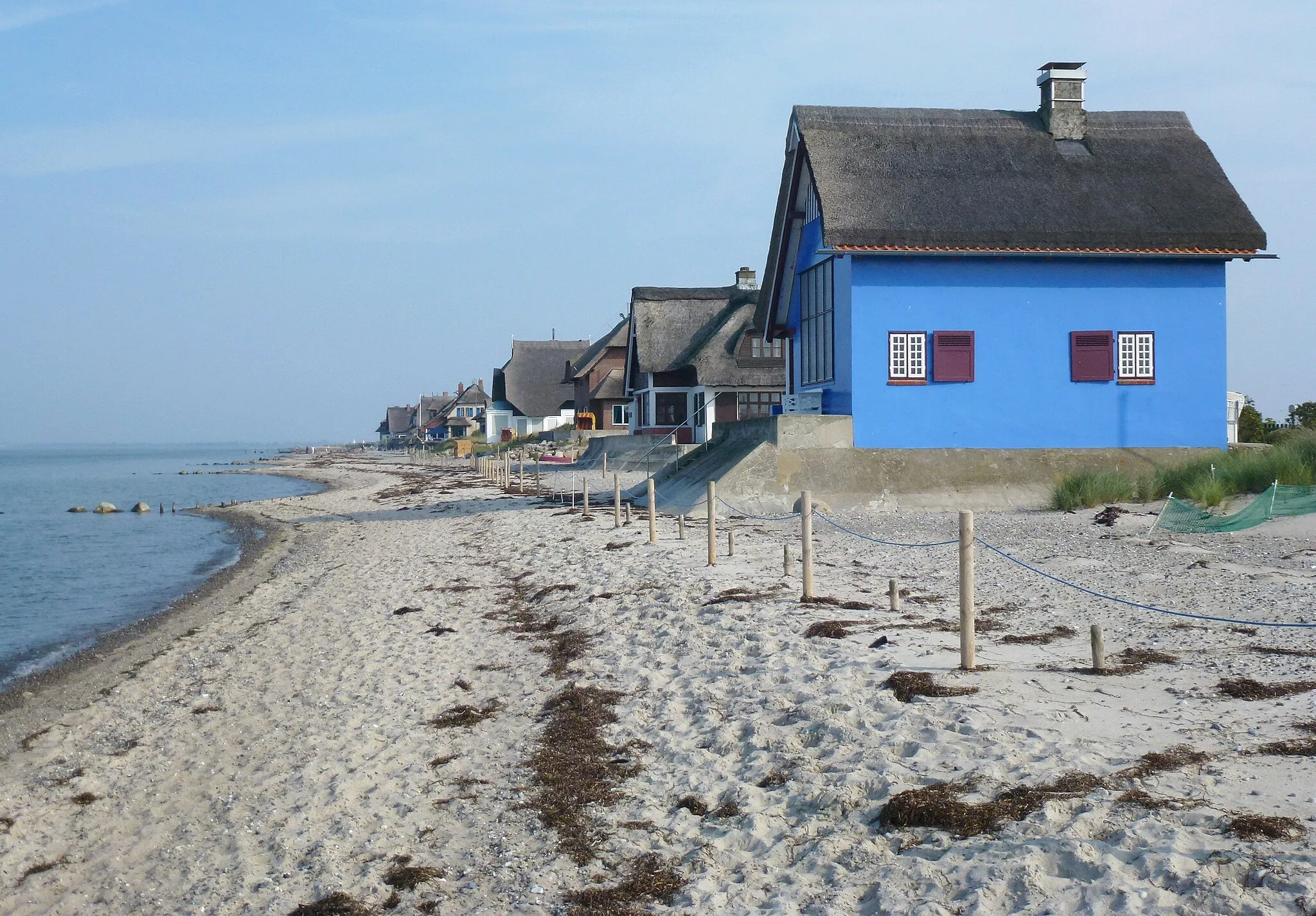 Photo showing: Denkmalgeschützte Strandhäuser auf Graswarder, Heiligenhafen; vorne Haus Graswarder(weg) 11