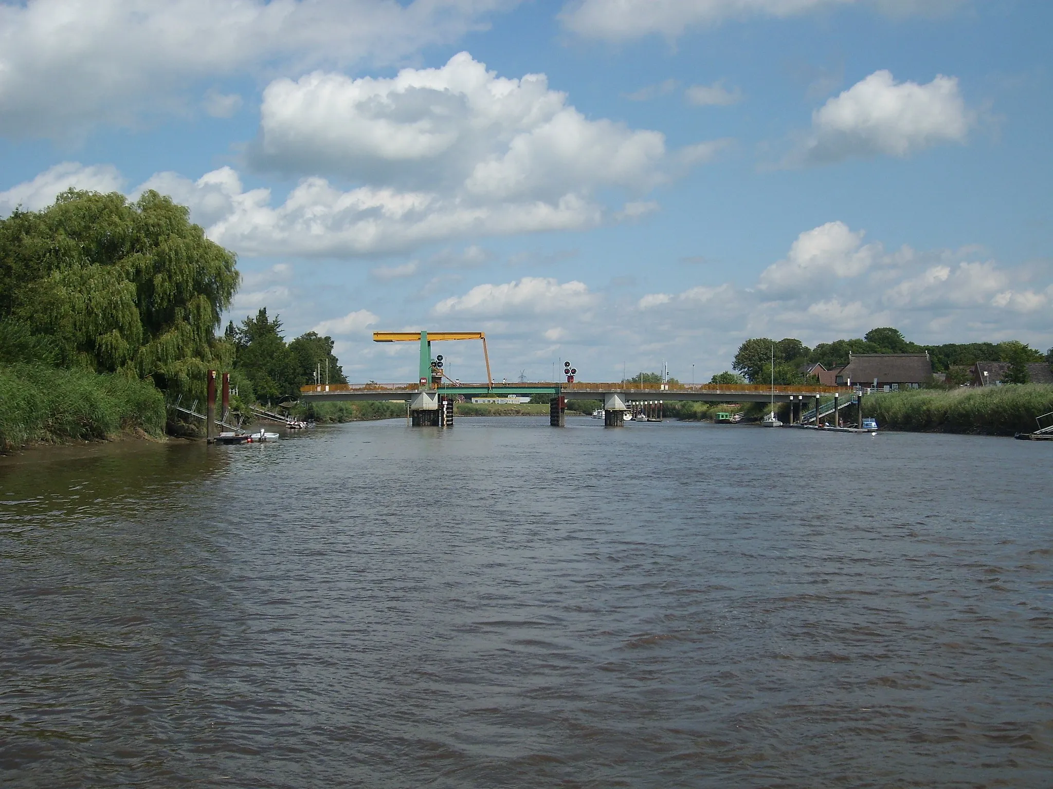 Photo showing: Die Klappbrücke Heiligenstedten von der Stör aus gesehen