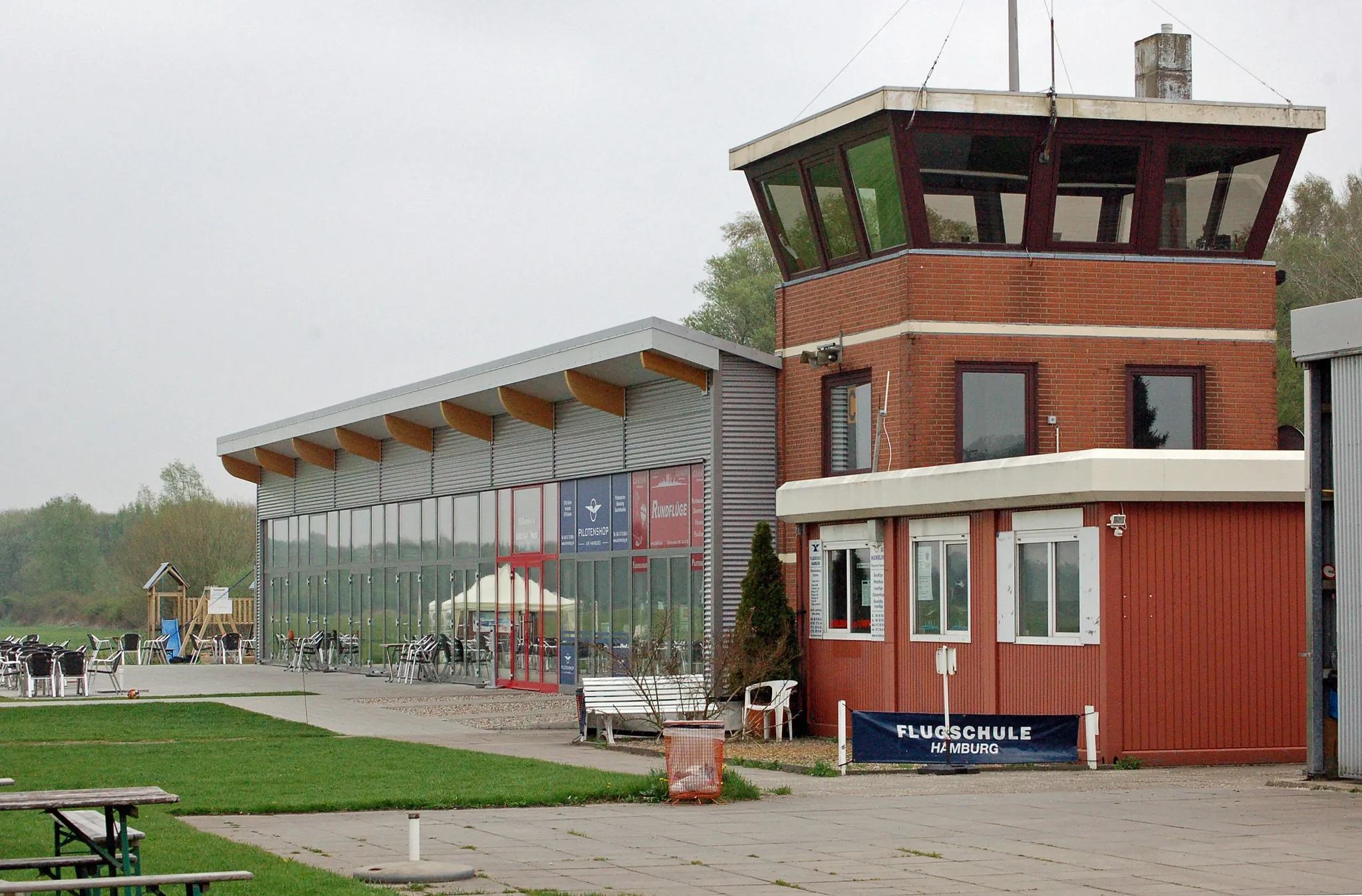 Photo showing: Der Tower mit dem angebauten Restaurant auf dem Flugplatz Uetersen