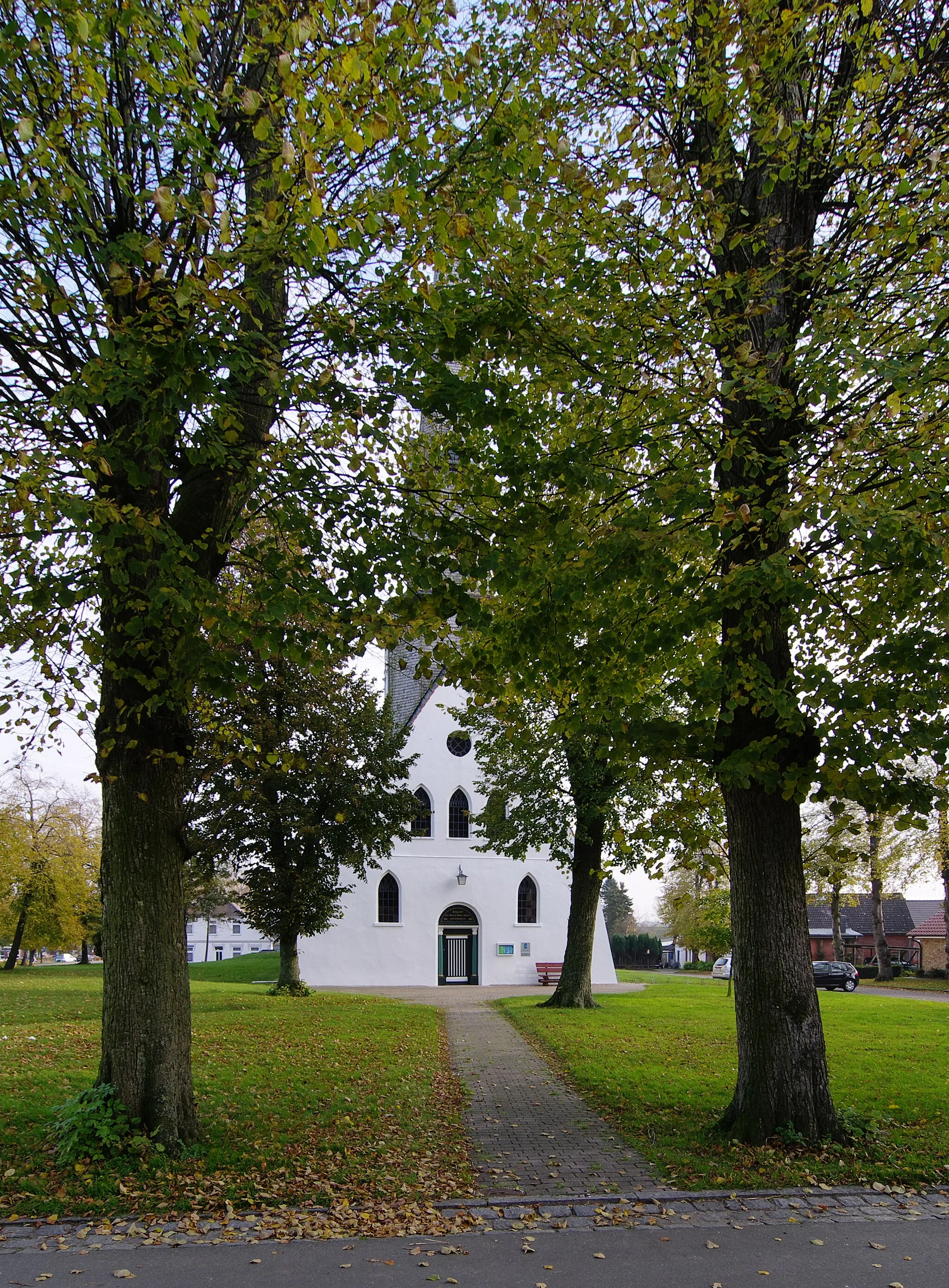 Photo showing: Denkmalgeschützte Kirche St. Secundus in Hennstedt, Dithmarschen.