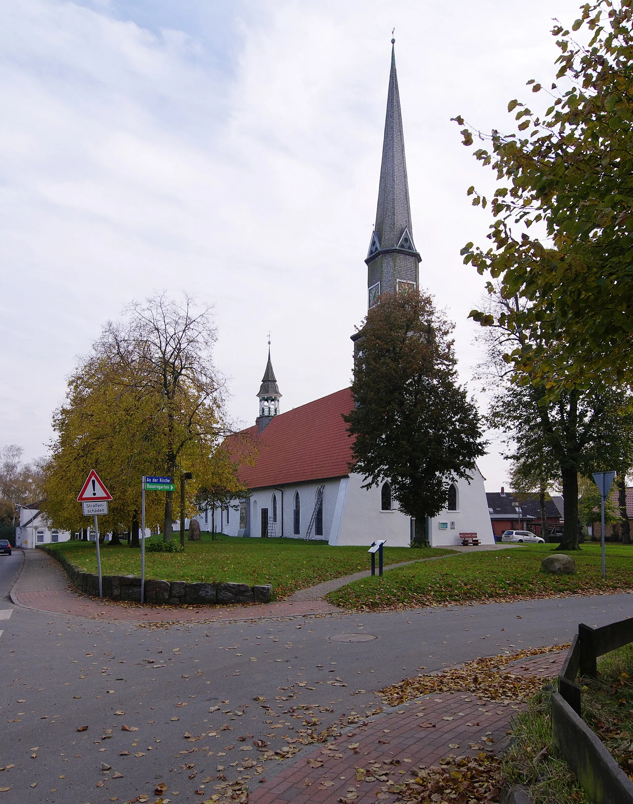 Photo showing: Denkmalgeschützte Kirche St. Secundus in Hennstedt, Dithmarschen.
