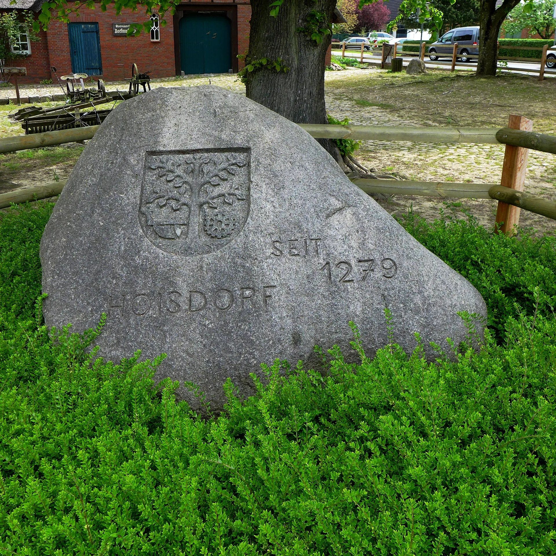 Photo showing: Findling mit Dorfwappen vor dem Stormarnschen Dorfmuseum Hoisdorf. Aufnahmedatum 2015-05.