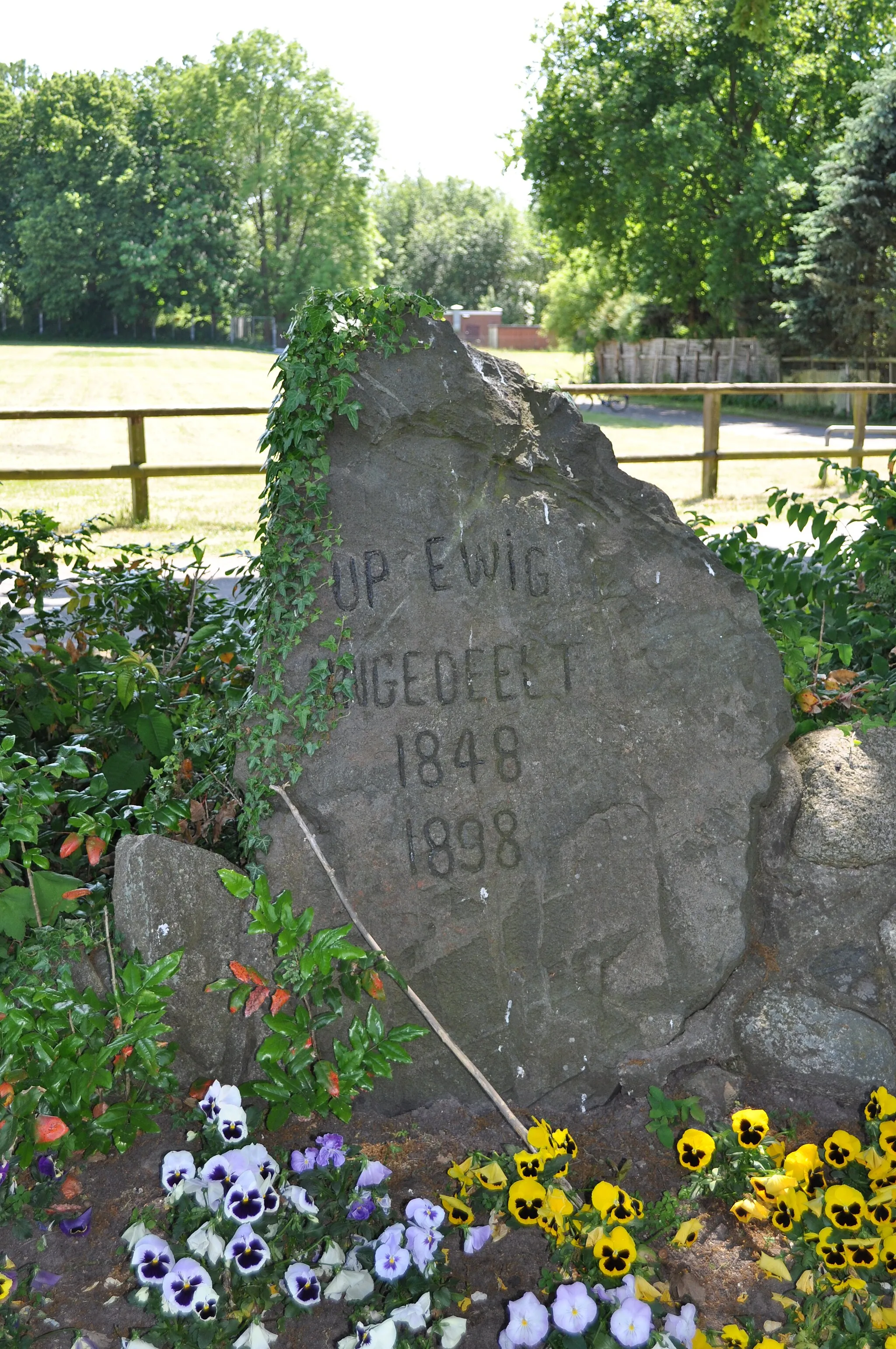 Photo showing: Denkmalanlage Itzstedt, Schleswig-Holstein-Gedenkstein.