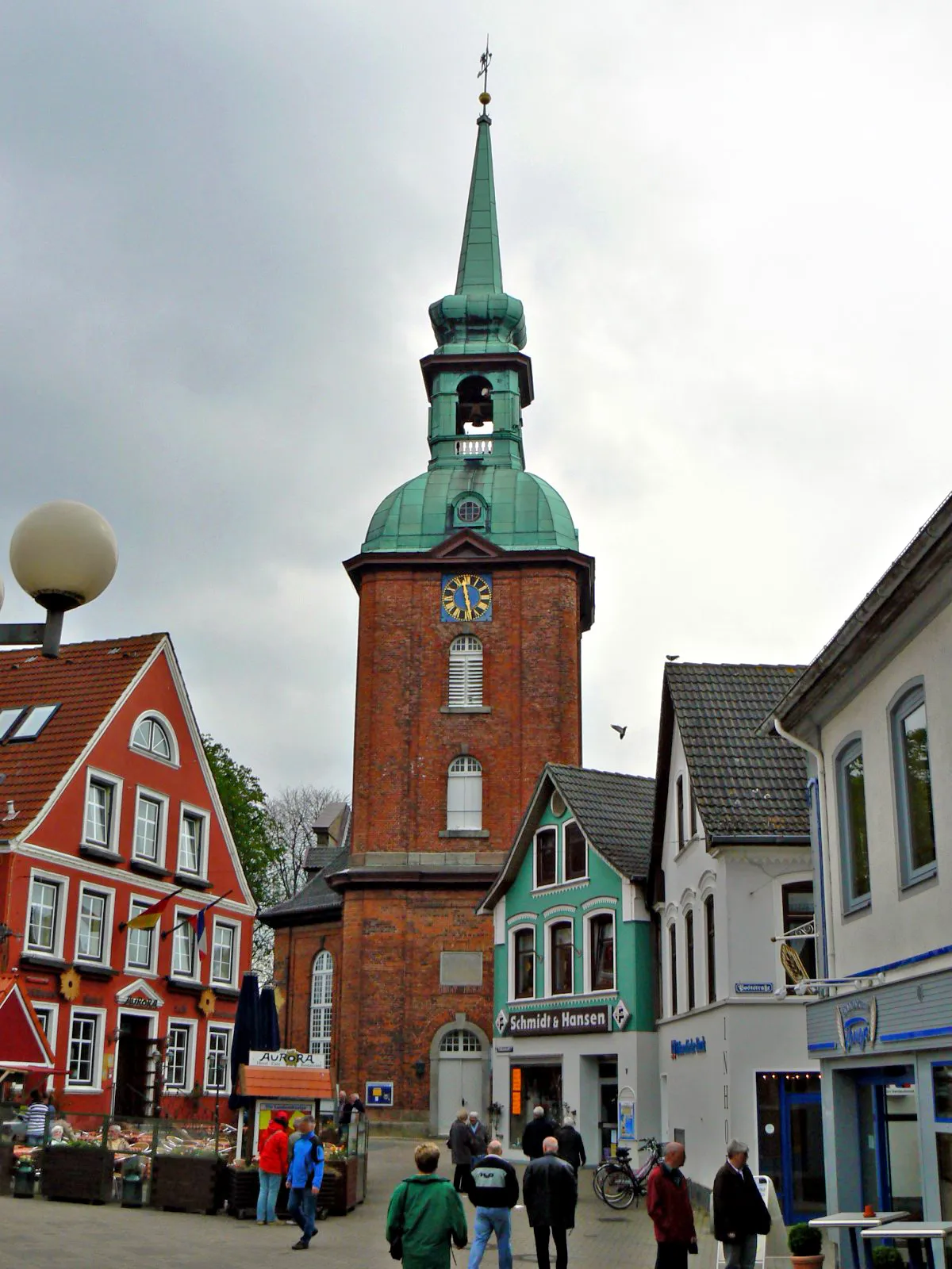 Photo showing: Blick über den Rathausmarkt auf die St. Nicolai-Kirche in Kappeln. Erbaut: zwischen 1789 und 1793.
