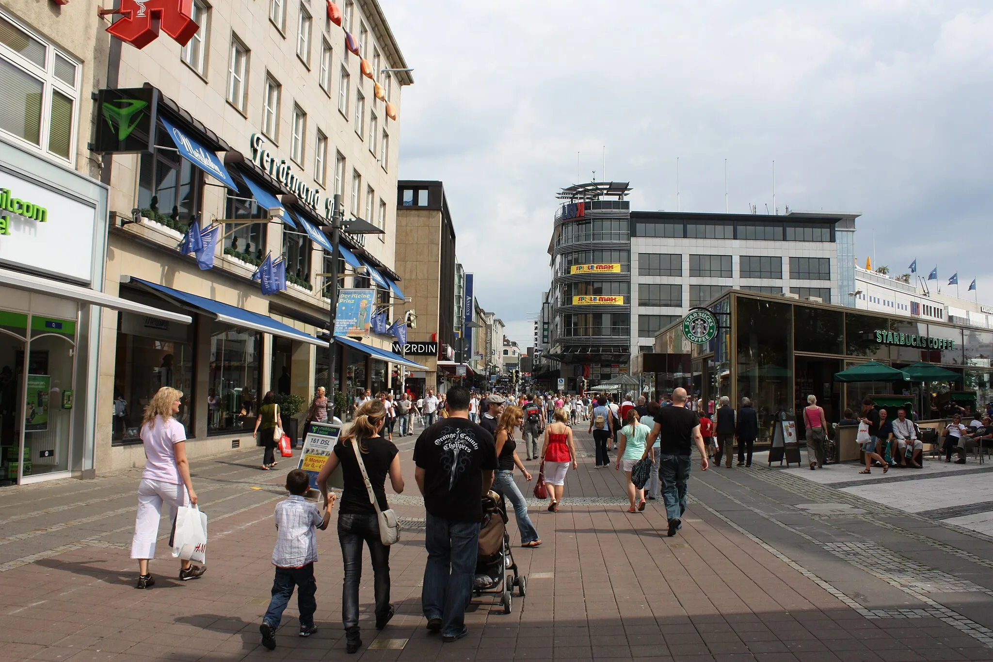 Photo showing: Holstenstraße (Holsten Street) Kiel, pedestrian precinct, view towards North and towards 'Berliner Platz' (Berlin Square) and 'Alter Markt' (Old Market)