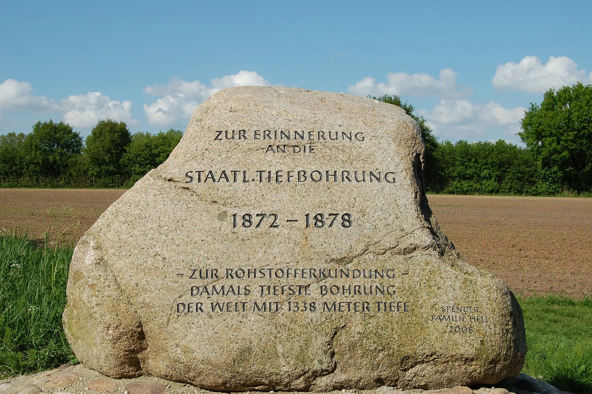 Photo showing: Gedenkstein an die tiefste Erdbohrung der Welt des 19.Jahrhunderts in Klein Nordende im Kreis Pinneberg, Schleswig-Holstein