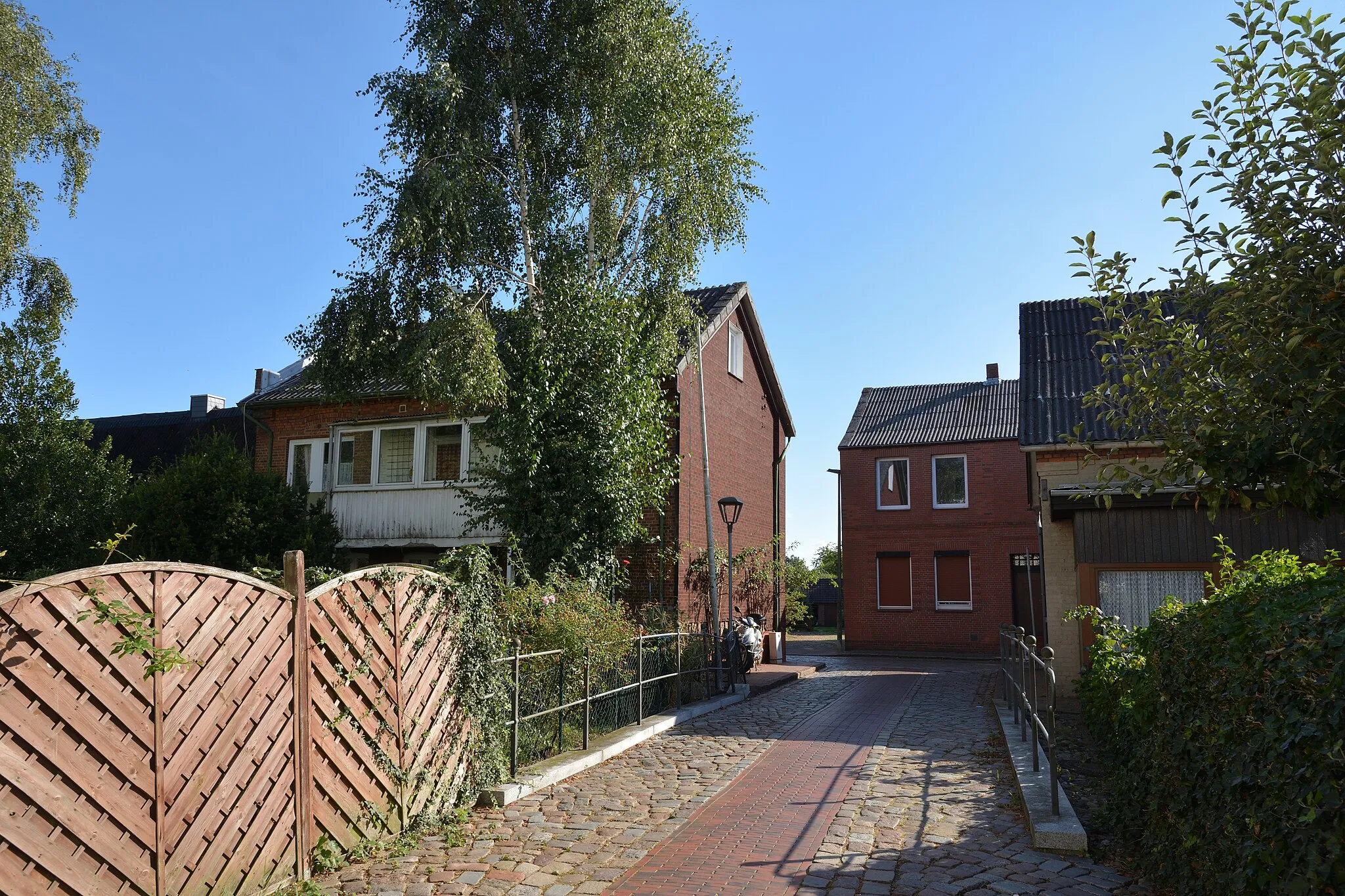 Photo showing: Crossroad between Rathausstraße (opposite No. 10) and Breitestraße in Krempe, German federal state of Schleswig-Holstein, formerly one of six bridges over the old Krempau-river, once navigable from the back of town hall.