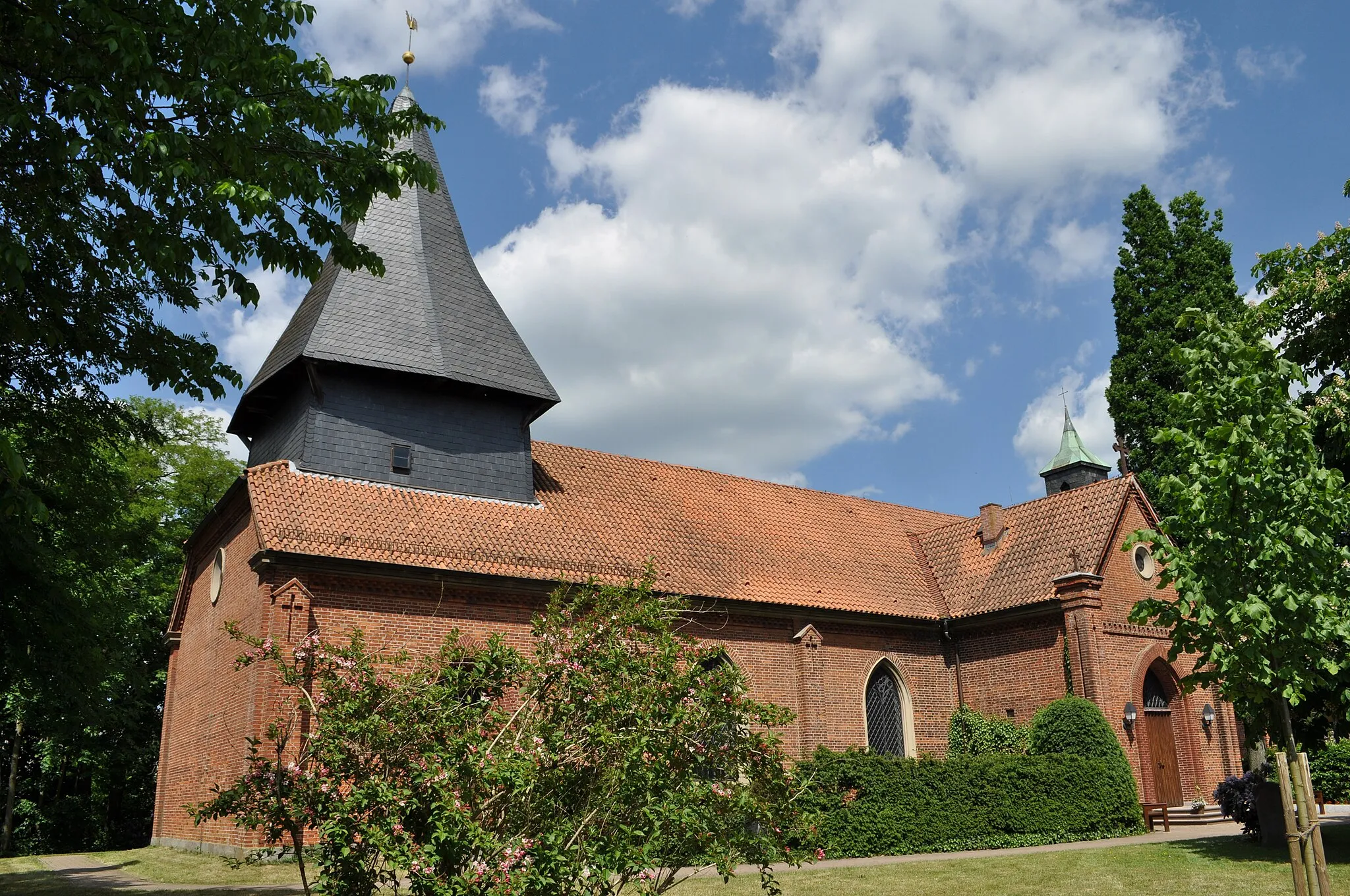 Photo showing: Blick von Südwesten auf die Kirche von Leezen (Holstein).
