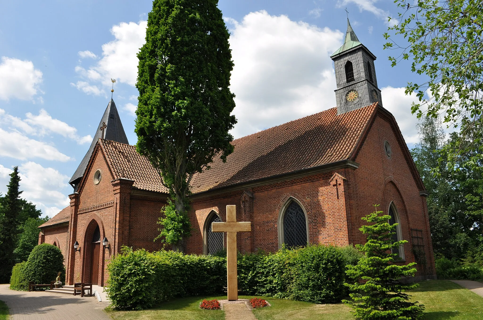 Photo showing: Blick von Südosten auf die Kirche von Leezen (Holstein).