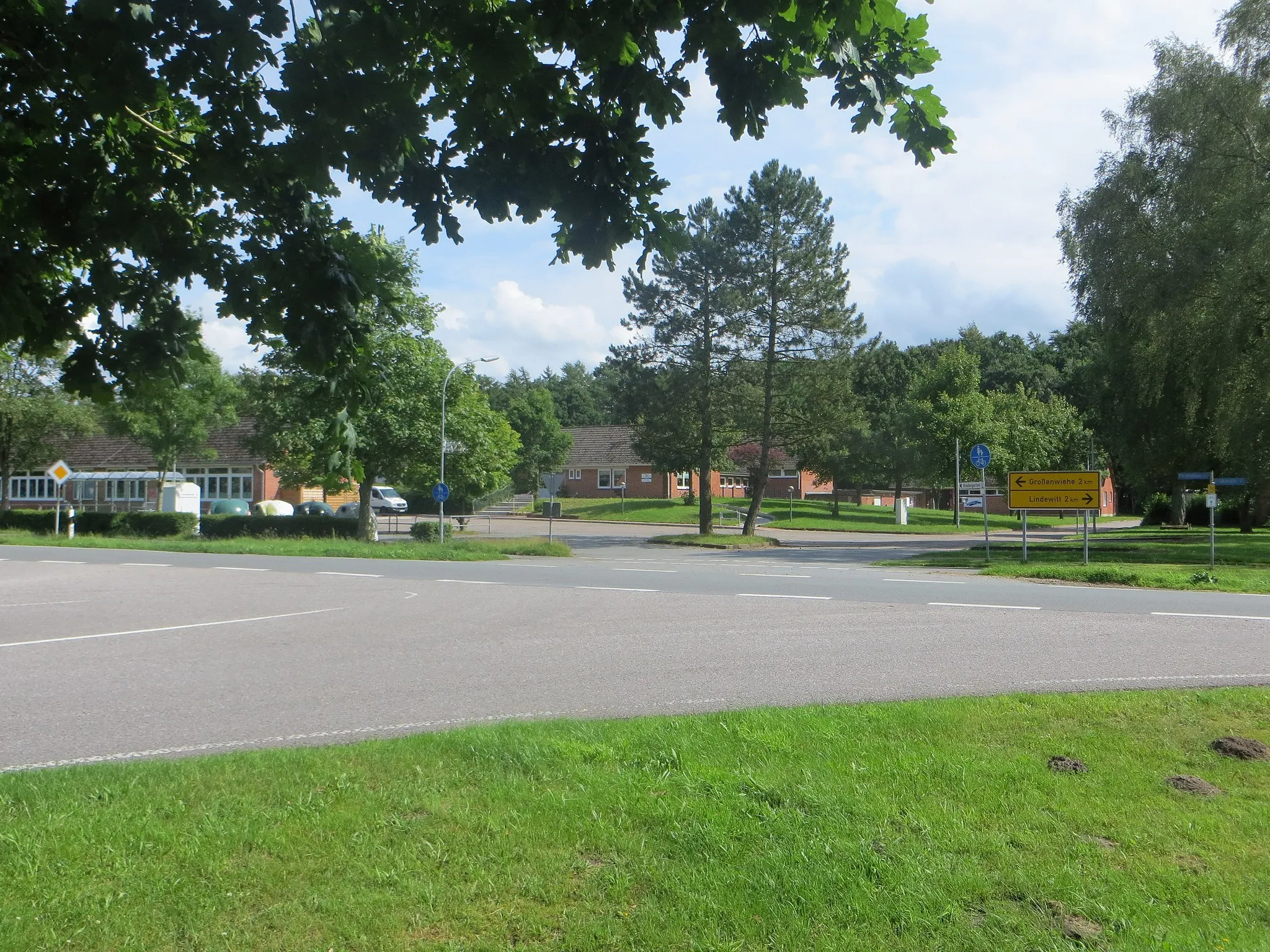 Photo showing: Schule im Wald bei Lindewitt, Kreuzung nach Lüngerau, Großenwiehe und Lindewitt