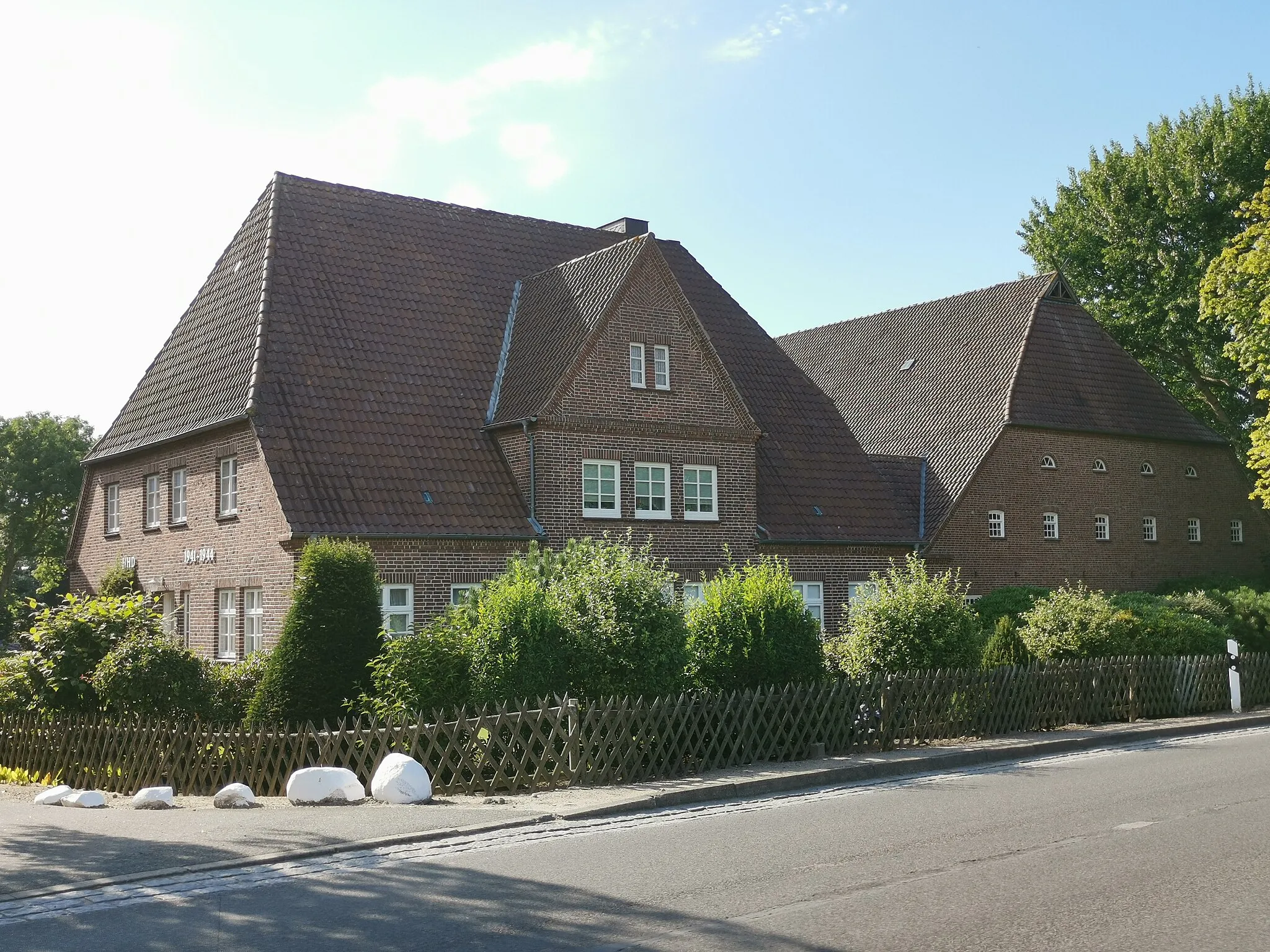 Photo showing: Denkmalgeschütztes Wohnhaus mit Stallscheune in Nehren 47 in Lohe-Rickelshof