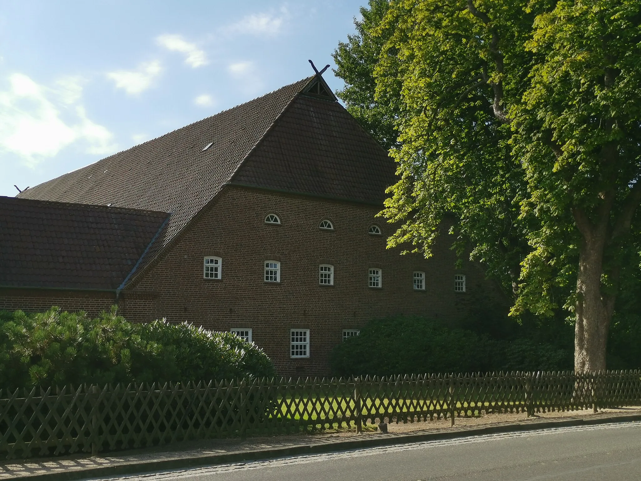 Photo showing: Denkmalgeschütztes Wohnhaus mit Stallscheune in Nehren 47 in Lohe-Rickelshof