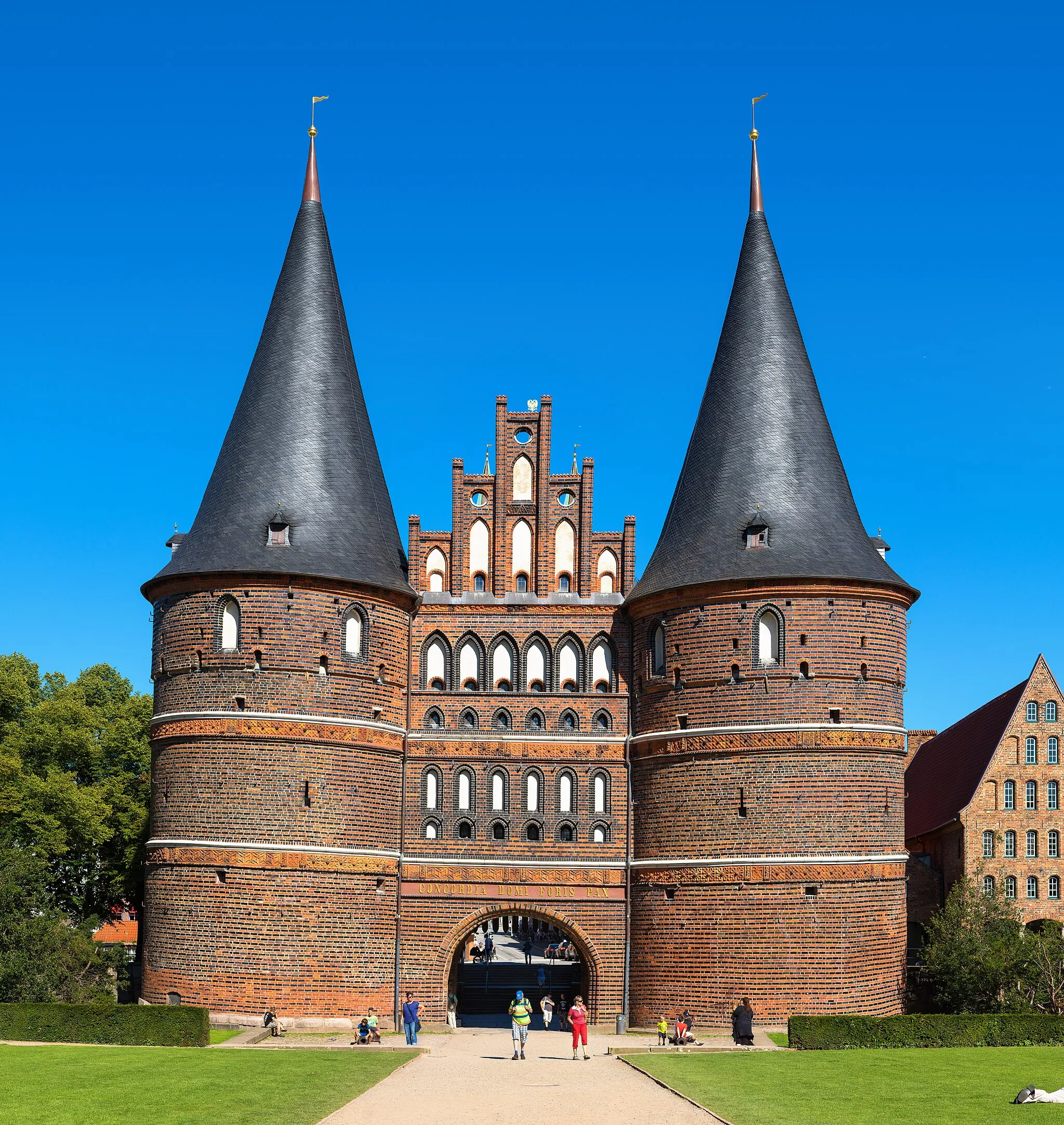 Photo showing: Holstentor in Lübeck, Germany. View from Holstenplatz. Next to the gate (right) the historical Salzspeicher.