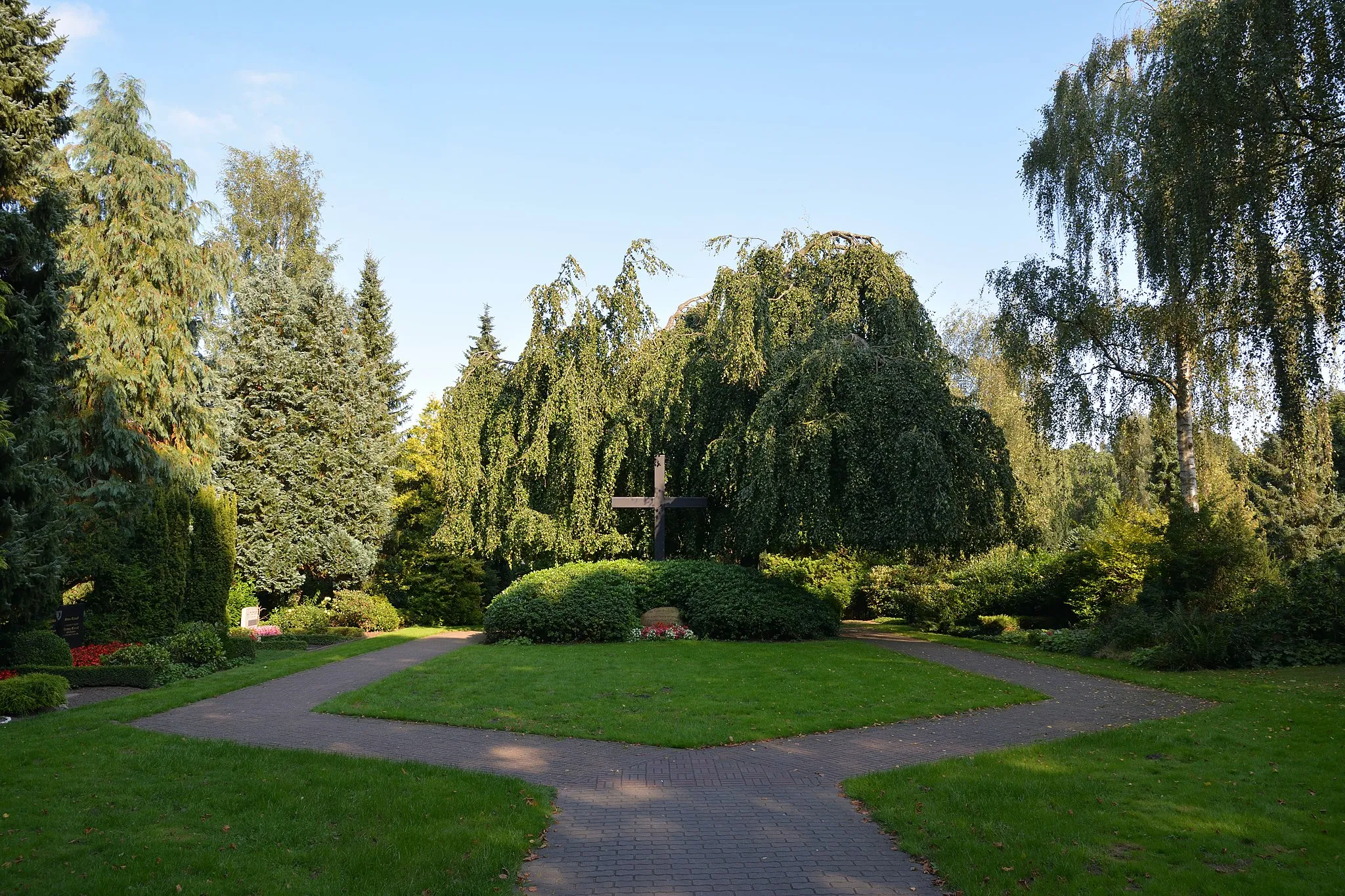 Photo showing: Impressinen vom Friedhof in Meldorf:

Das Ostlandkreuz mit Gedenkstein.