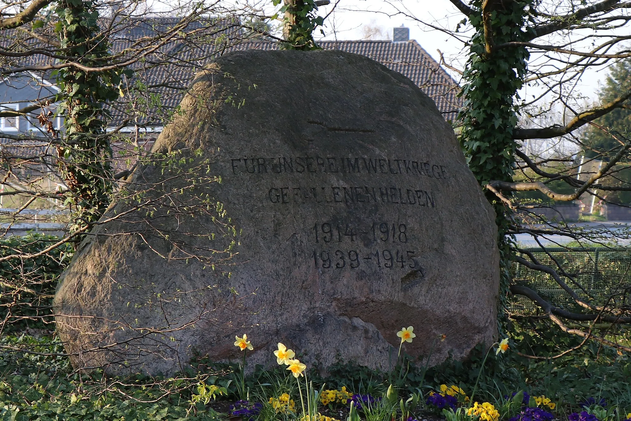 Photo showing: Gedenkstein auf dem Dorfplatz in Melsdorf mit der Inschrift:
FÜR UNSERE IM WELTKRIEGE 
GEFALLENE HELDEN
1914-1918

1939-1945