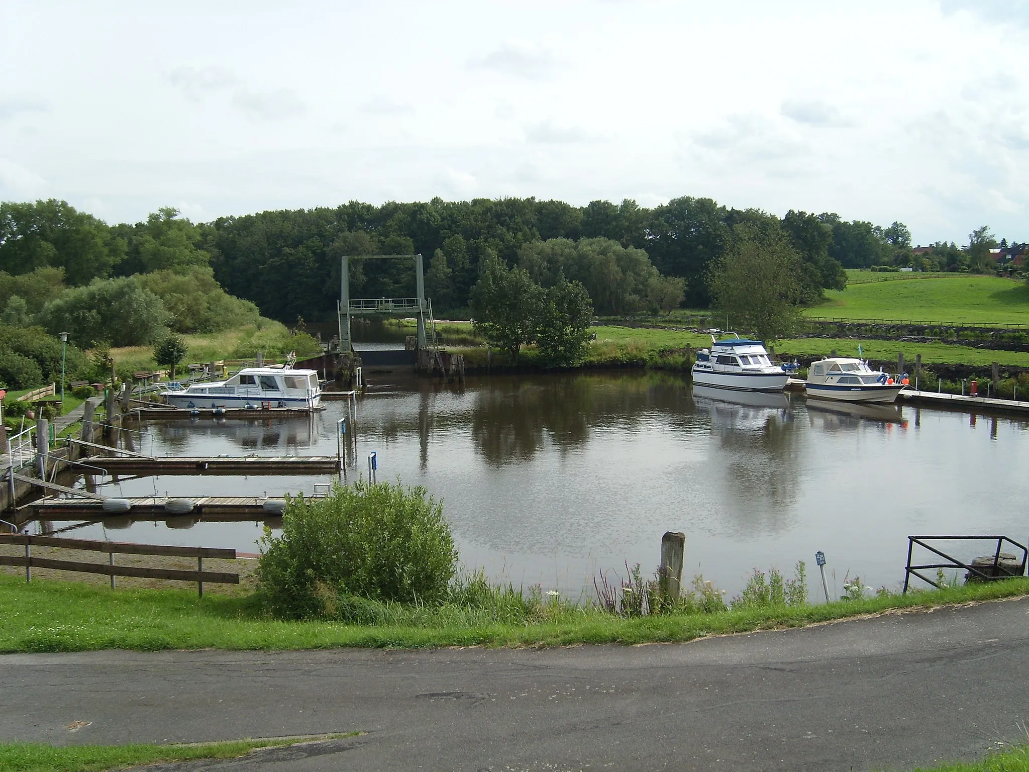 Photo showing: Münsterdorfer Hafen und Schleuse zum Breitenburger Kanal