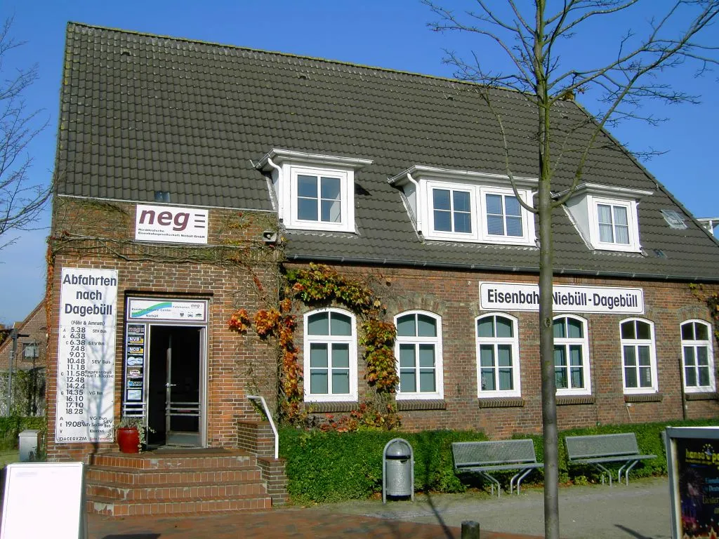 Photo showing: Shows service center of the Kleinbahn Niebüll-Dagebüll AG at Niebüll station, Germany.

Shot by Mghamburg at 29th October 2005, 12:20 CET.