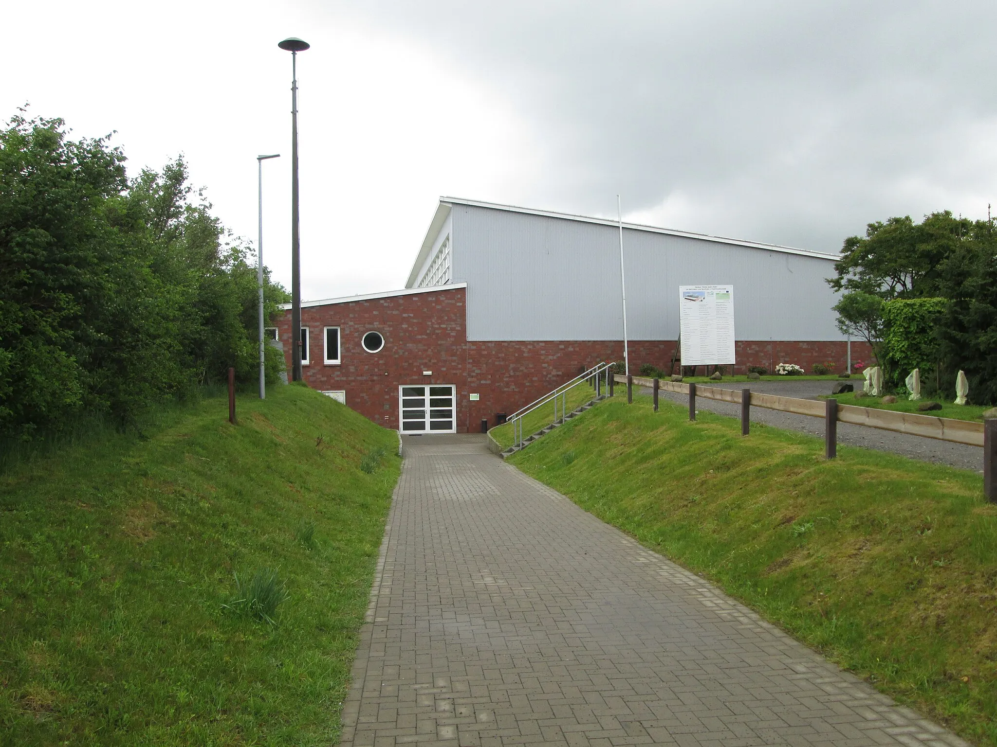 Photo showing: Sport- und Mehrzweckhalle mit Zuschauertribüne und Wettkampfnormgrösse (Mehrfeldhalle) in Nordhastedt