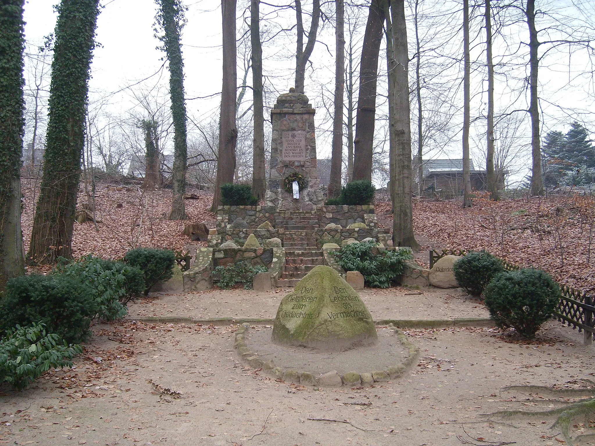 Photo showing: Denk- und Mahnmal Erster und Zweiter Weltkrieg an der Chaussee, Oelixdorf