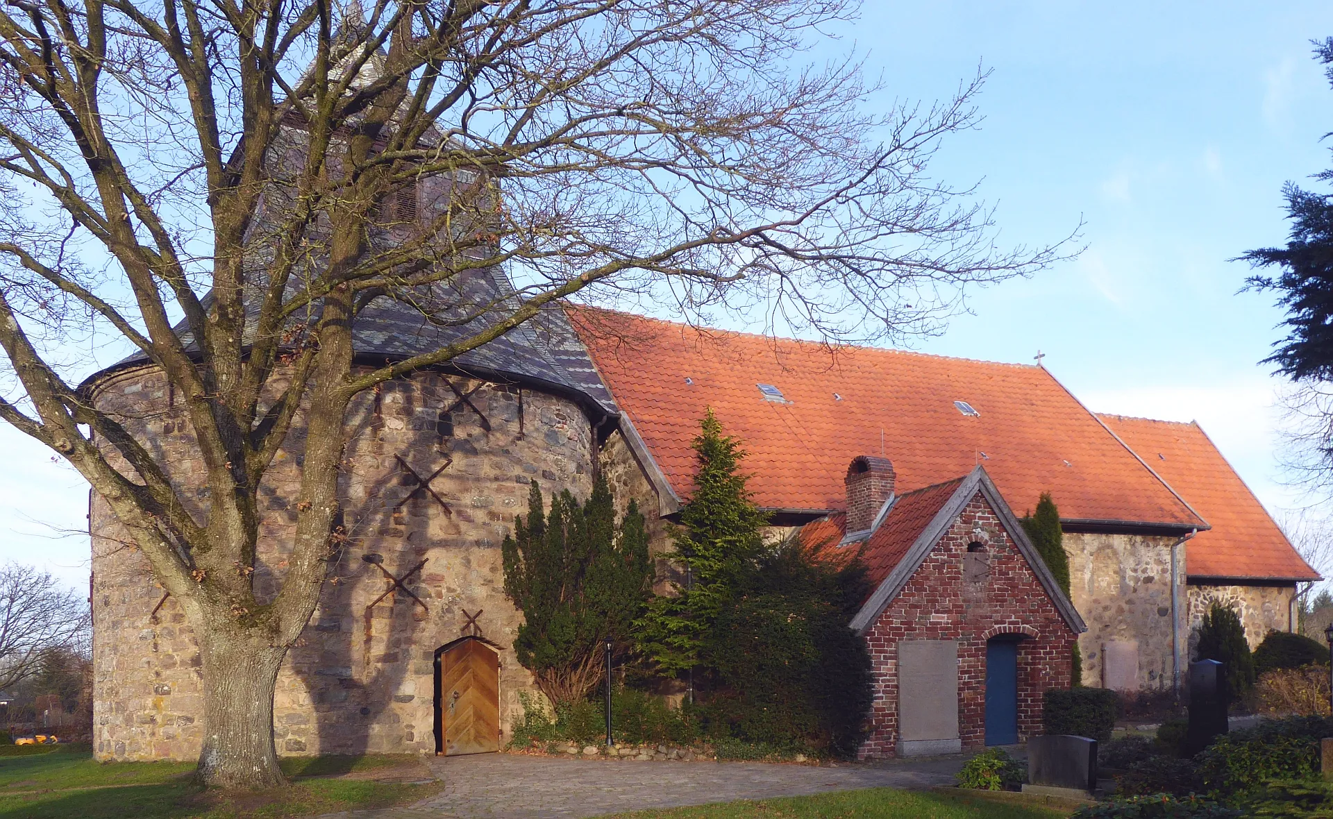 Photo showing: Oeversee romanische St.-Georg-Kirche, eine Feldsteinkirche mit Rundturmportal aus Natursteinquadern - Foto 2018 Wolfgang Pehlemann P1280556