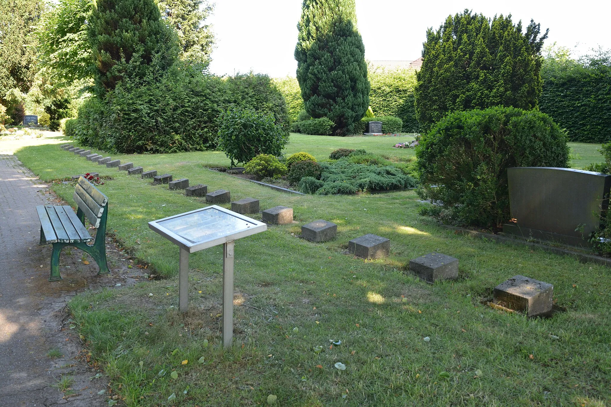 Photo showing: Kriegsgräber auf dem Friedhof von Osterrönfeld
