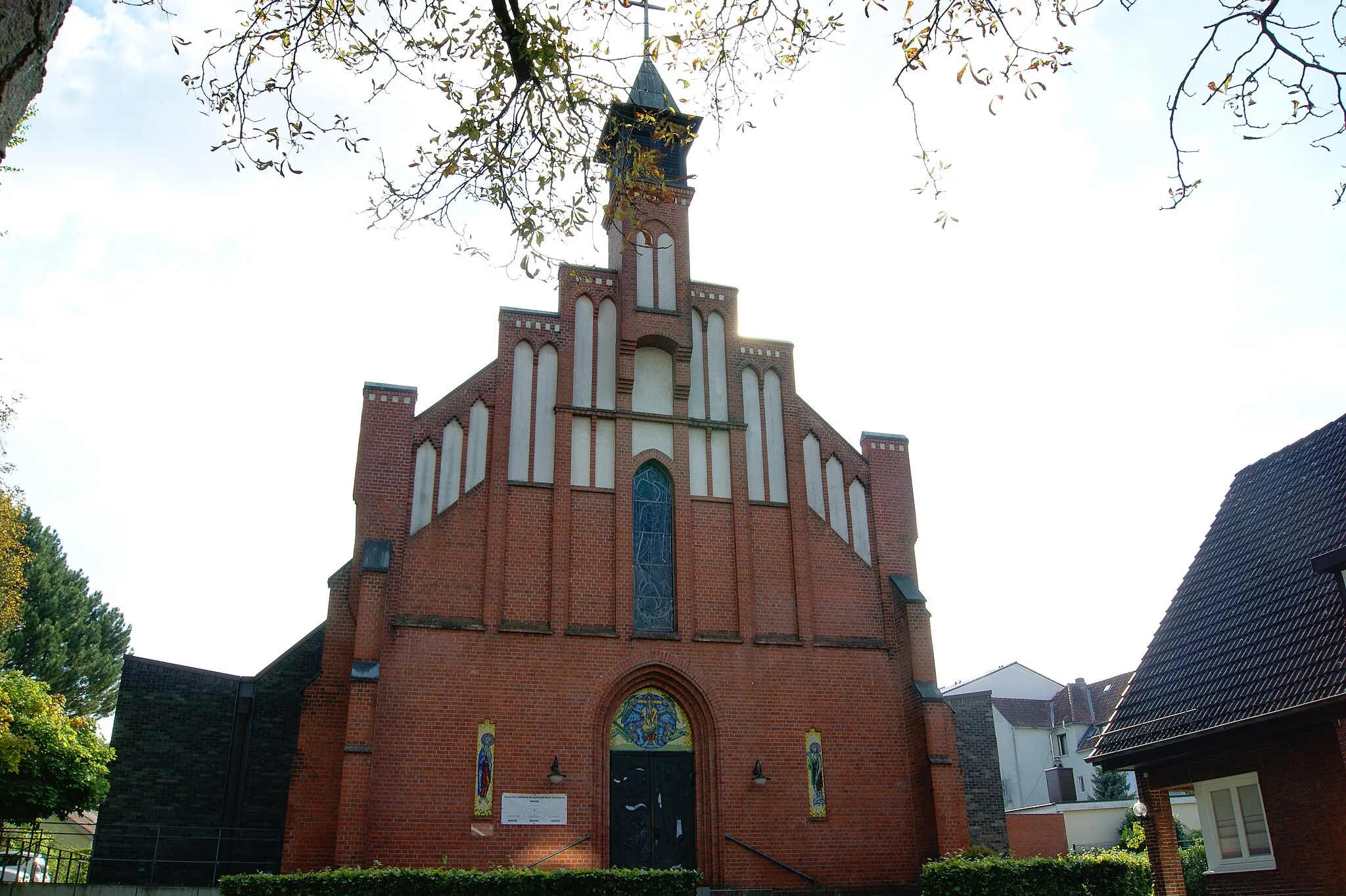 Photo showing: Katholische Kirche im Fahltskamp in Pinneberg, im Kerngebäude aus dem Jahr 1906, Erweiterungsbauten aus dem Jahr 2009