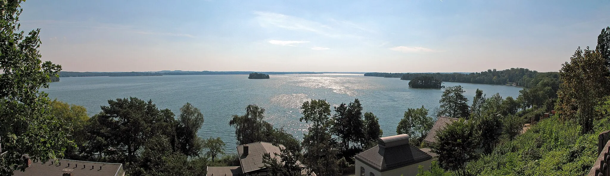 Photo showing: Beschreibung:
Panorama des großen Plöner Sees vom Schlossberg aus aufgenommen
linke kleine Insel (vom Baum teilweise verdeckt) nennt sich Olsborg
Hankenborg in der Bildmitte
unbebuschte große Insel weiter hinten zwischen beiden ist der Ruhlebener Warder
rechts am Bildrand sieht man den Ausläufer der Prinzeninsel
Insel rechts im Vordergrund vor der Prinzeninsel heißt Sterin
Fotograf: Darkone , 5. September 2005