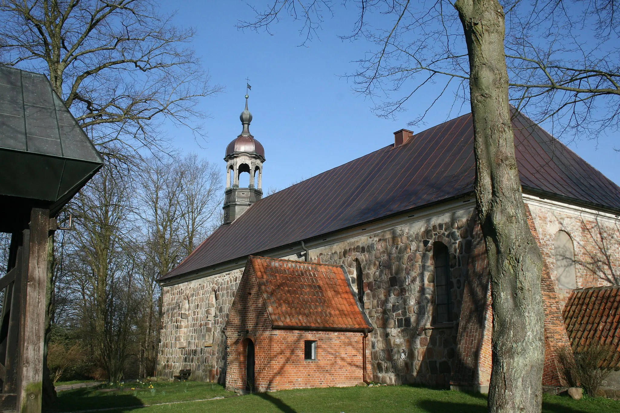 Photo showing: Kirche St. Georg & Mauritius in Quarnbek, Ortsteil Flemhude, Lindenkamp 1 (Denkmalnummer Quarnbek Flemhude 2)