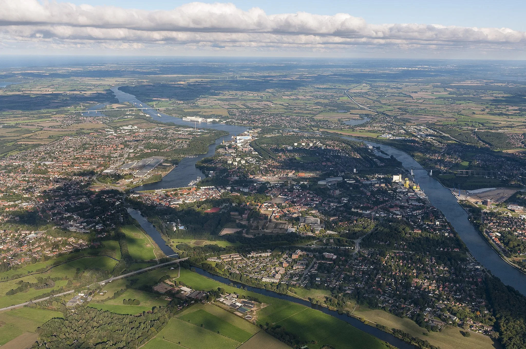 Photo showing: Fotoflug über das nordfriesische Wattenmeer, Blick aus W, 1 km Höhe auf Rendsburg