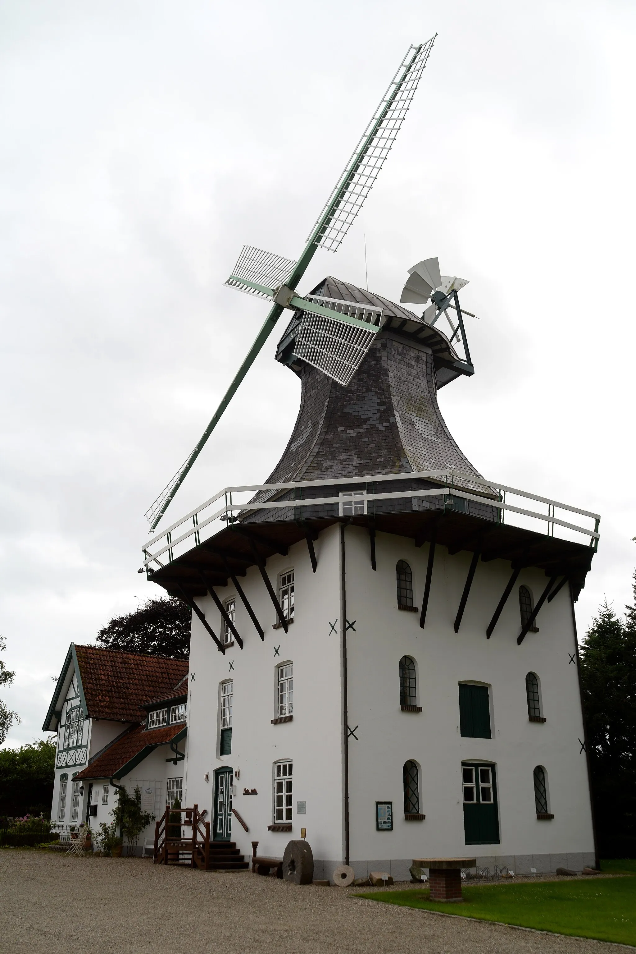 Photo showing: Große Windmühle (Mühle Anna) an der Schlei in Norby (Rieseby) – Eine sehr große und tolle Anlage mit Windmühle und Nebengebäuden