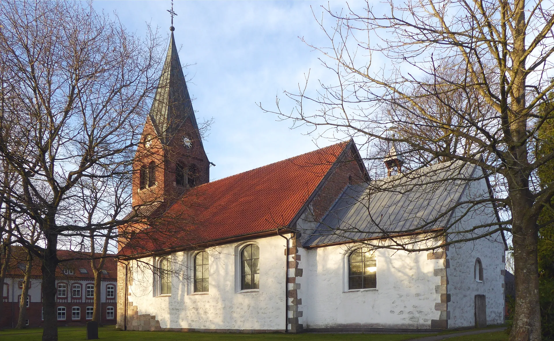 Photo showing: Satrup: die St.-Laurentiuskirche ist eine Feldsteinkirche ca. aus dem 12. Jahrhundert mit Natursteinquader-Klinker-Portal und -turm als Mischmauerwerk, errichtet 1903 - Foto 2018 Wolfgang Pehlemann P1280559.jpg