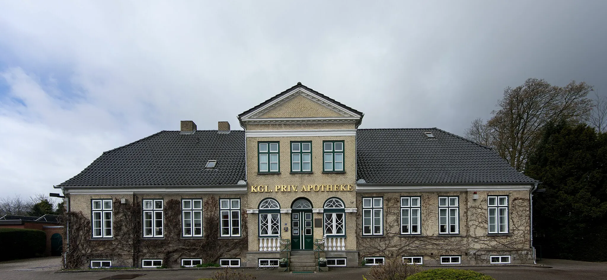 Photo showing: Satrup, Gemeinde Mittelangeln in Schleswig Holstein. Die Apotheke steht unter Denkmalschutz. In der ZDF-Serie "Der Landarzt" ist diese Apotheke zu sehen.