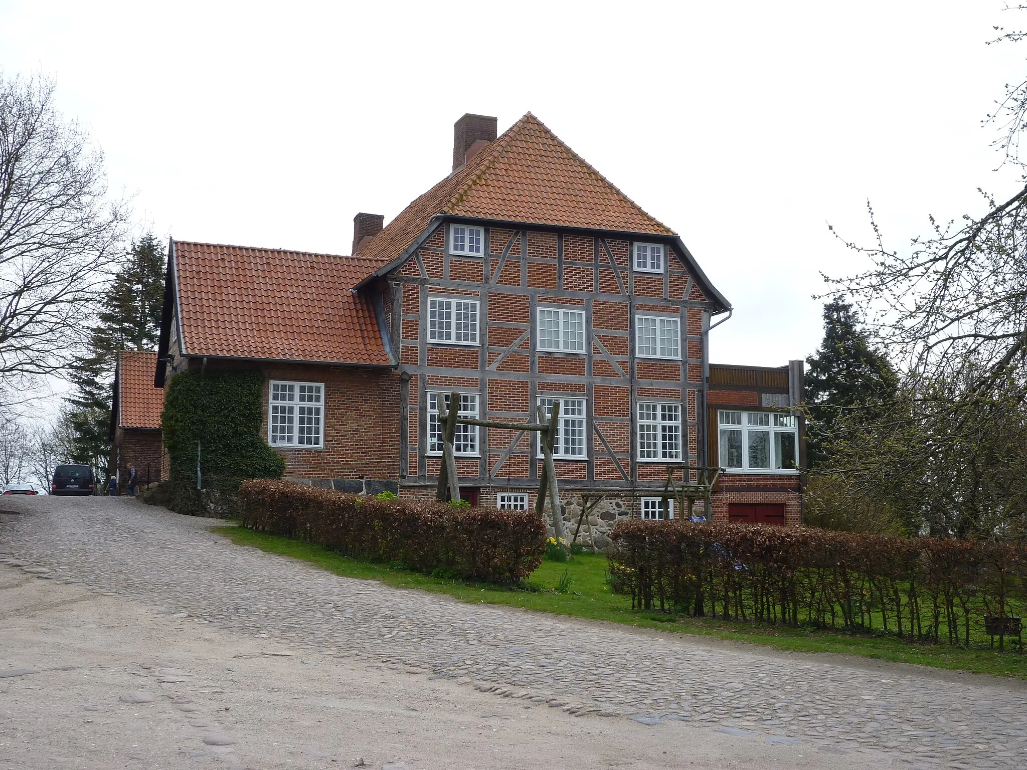 Photo showing: Wohngebäude auf dem Gutshof Brodau in Ostholstein.