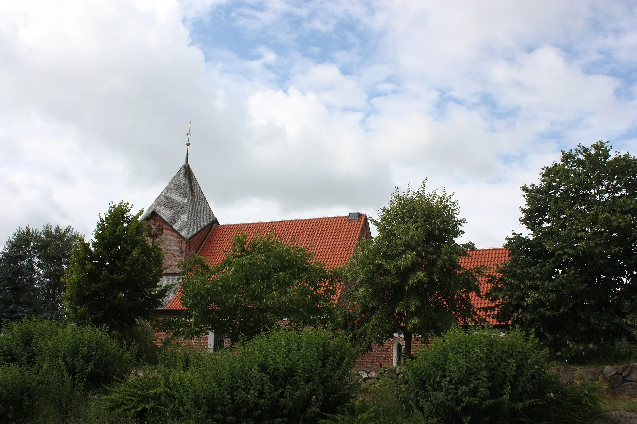 Photo showing: Schobüll (Husum), church on the sea and churchyard