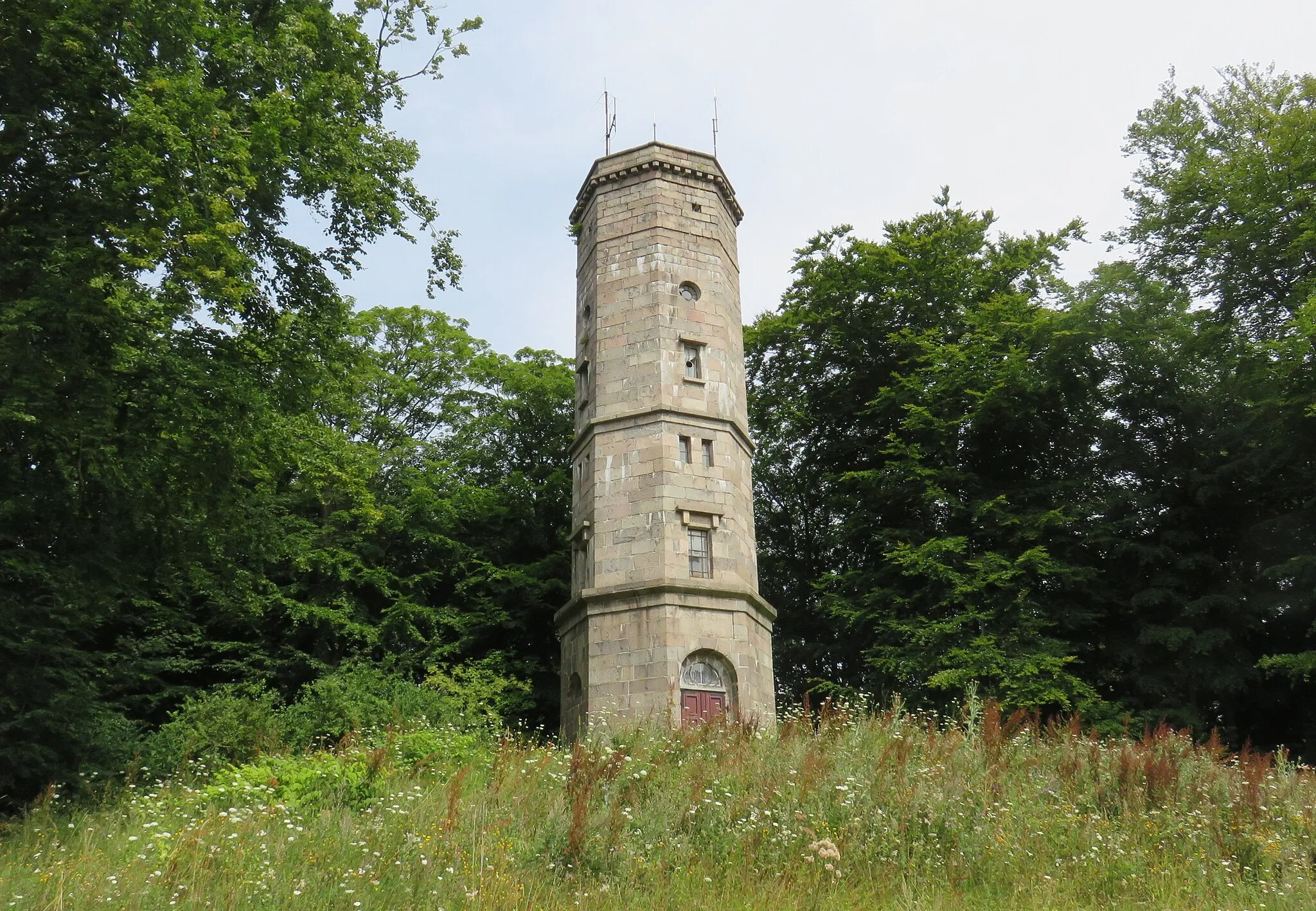 Photo showing: Der Elisabethturm auf dem Bungsberg, gesehen vom Parkplatz